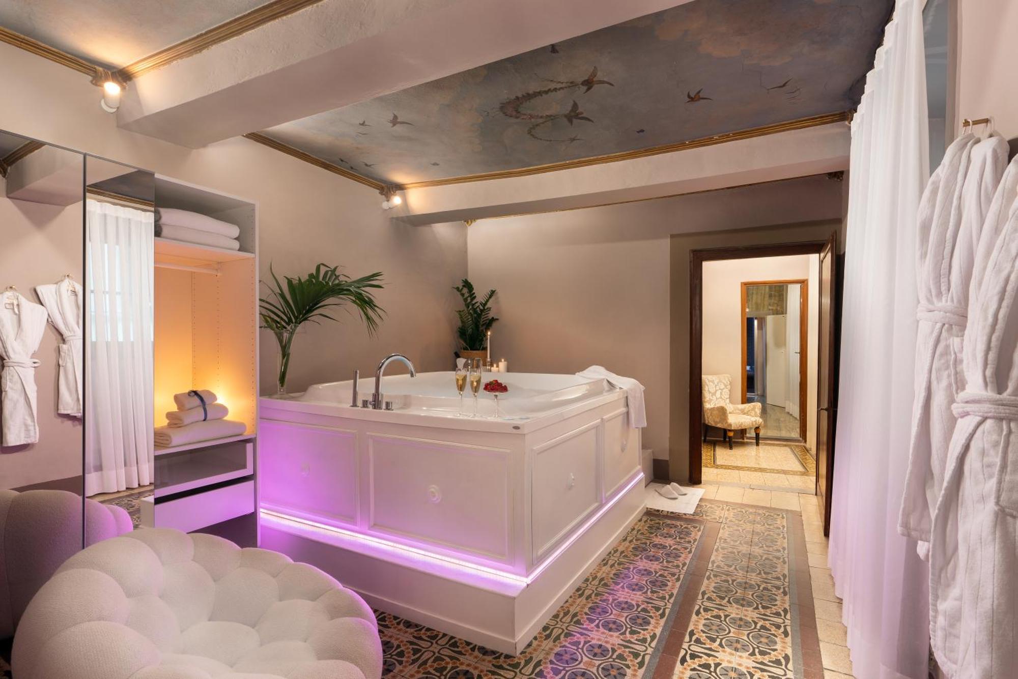 Queen Suite Spa Bath,1523992945:JPEG