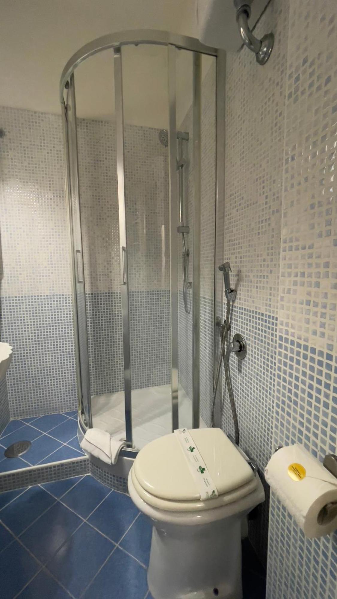 Kisméretű szoba kétszemélyes ággyal