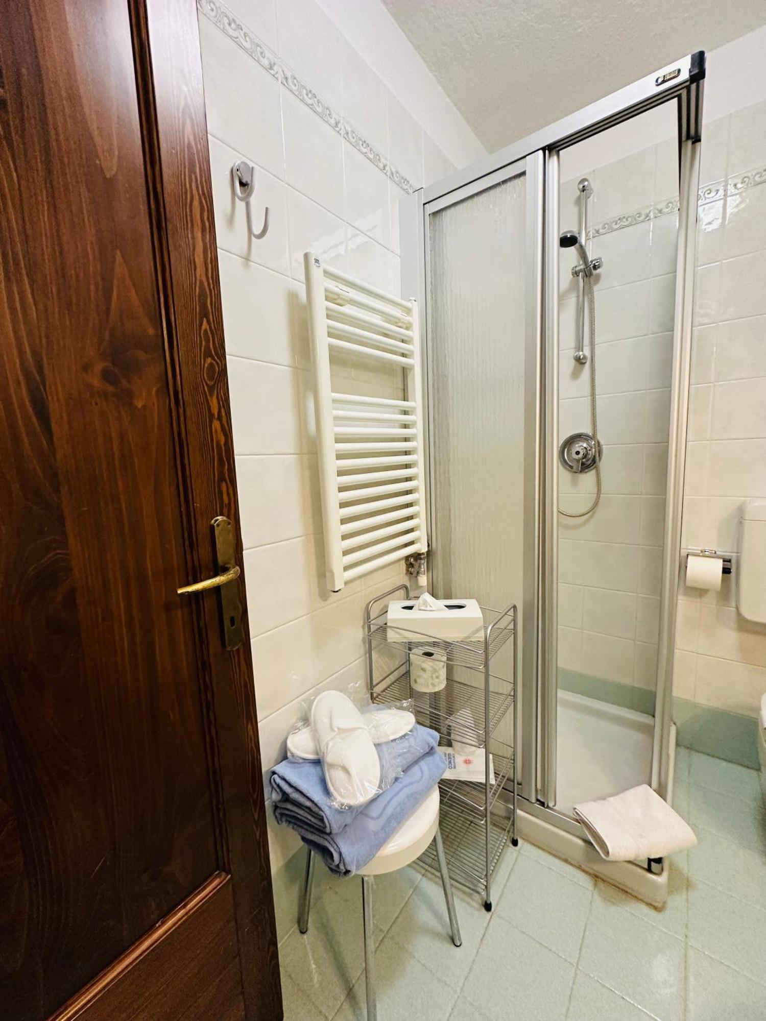 Twin Room Shower,1525622650:JPEG