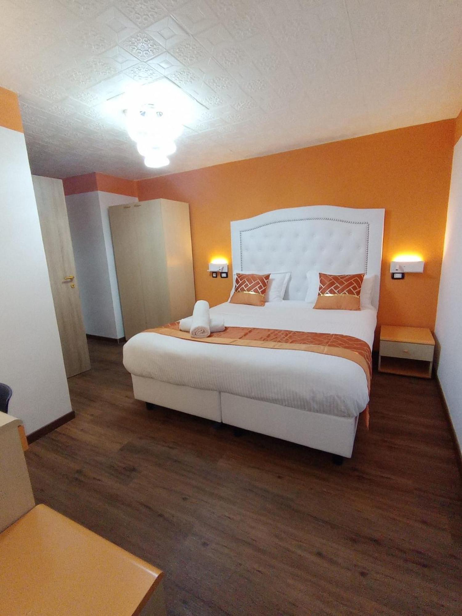 Double or Twin Room,1537042000:JPEG