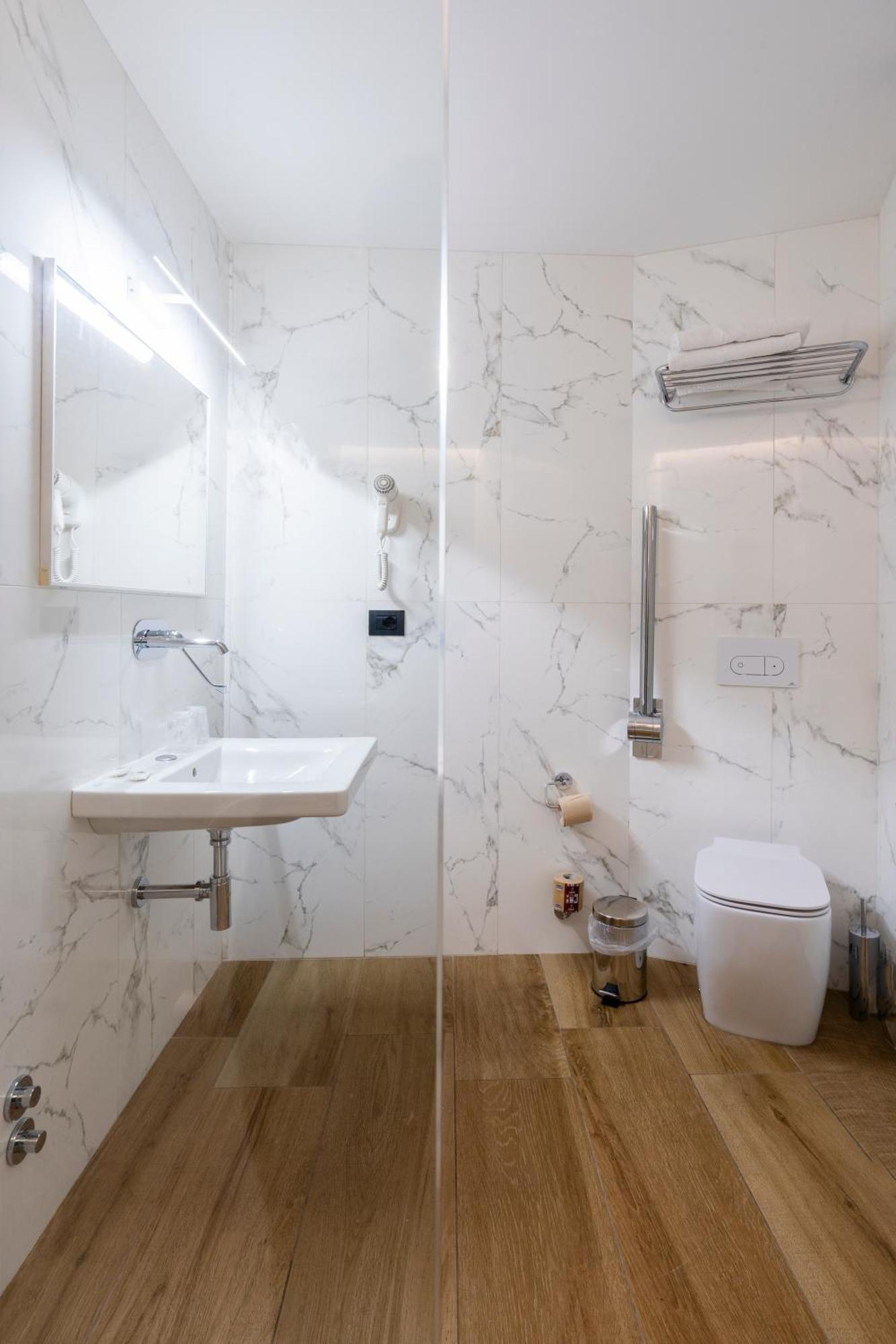 Quarto com Cama de Casal ou 2 de Solteiro