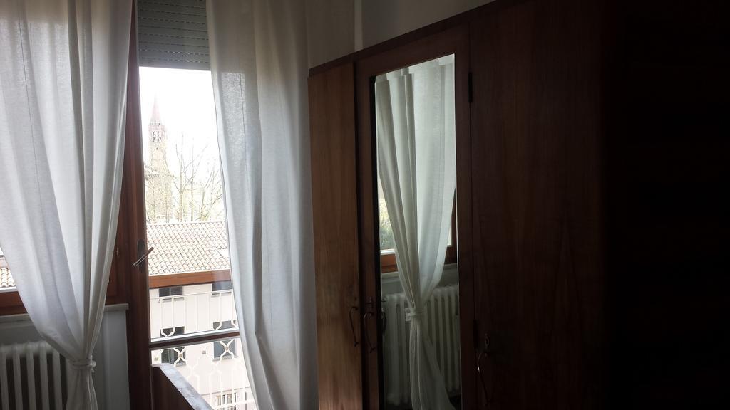 Pokój dwuosobowy z 1 lub 2 łóżkami i prywatną łazienką na zewnątrz pokoju