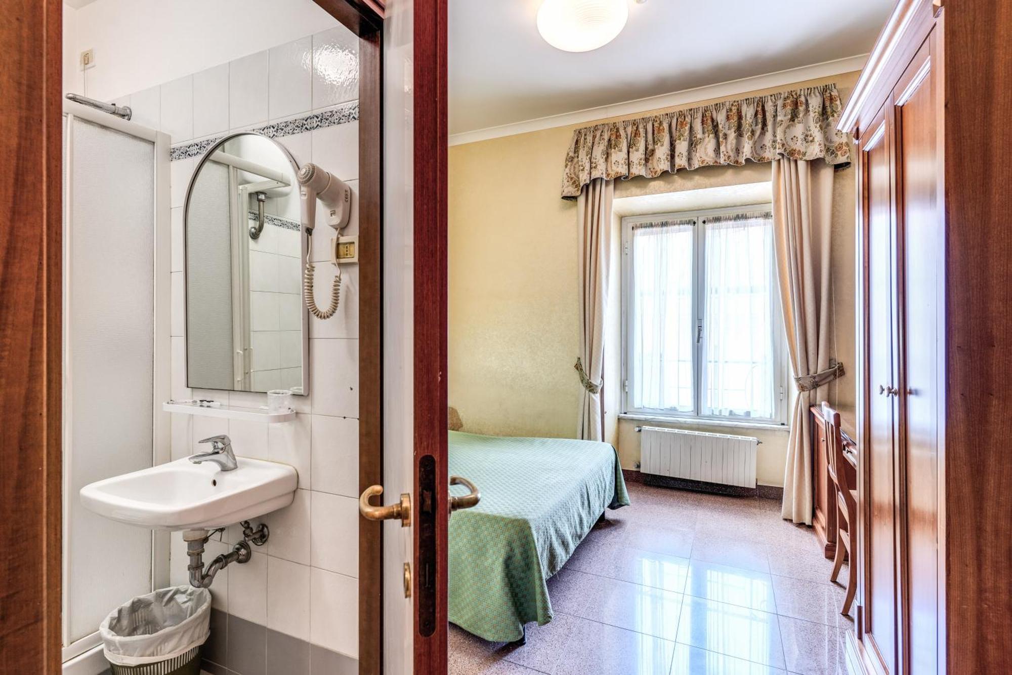 Small Double Room,1538831512:JPEG