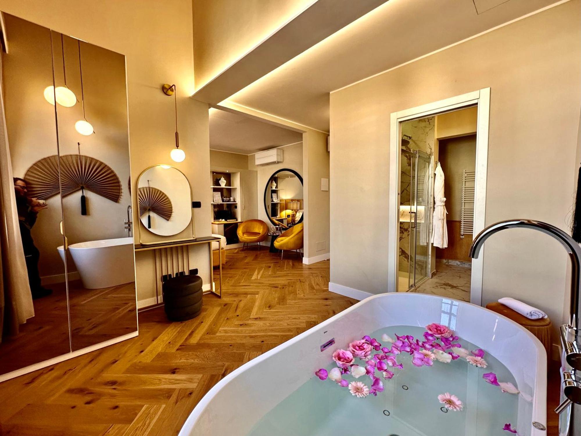 Apartament z łóżkiem typu king-size i wanną z hydromasażem