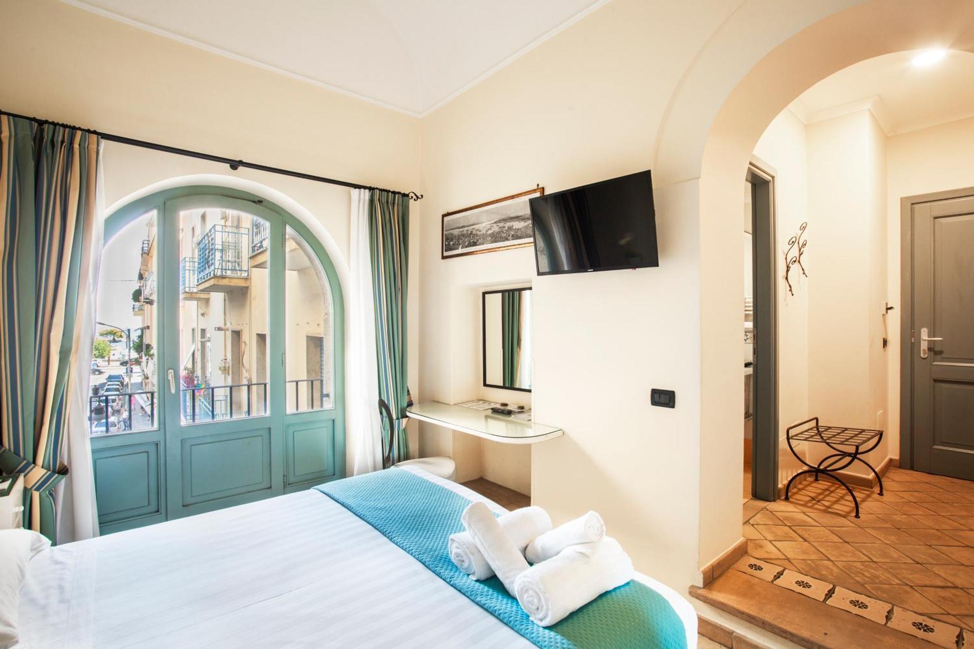 Double Room,1543388572:JPEG