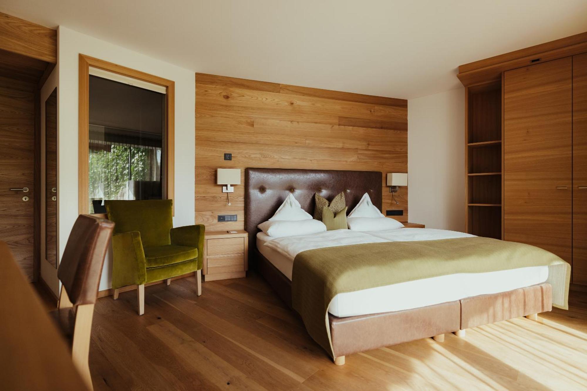 Kamer met Kingsize Bed en Uitzicht op de Bergen