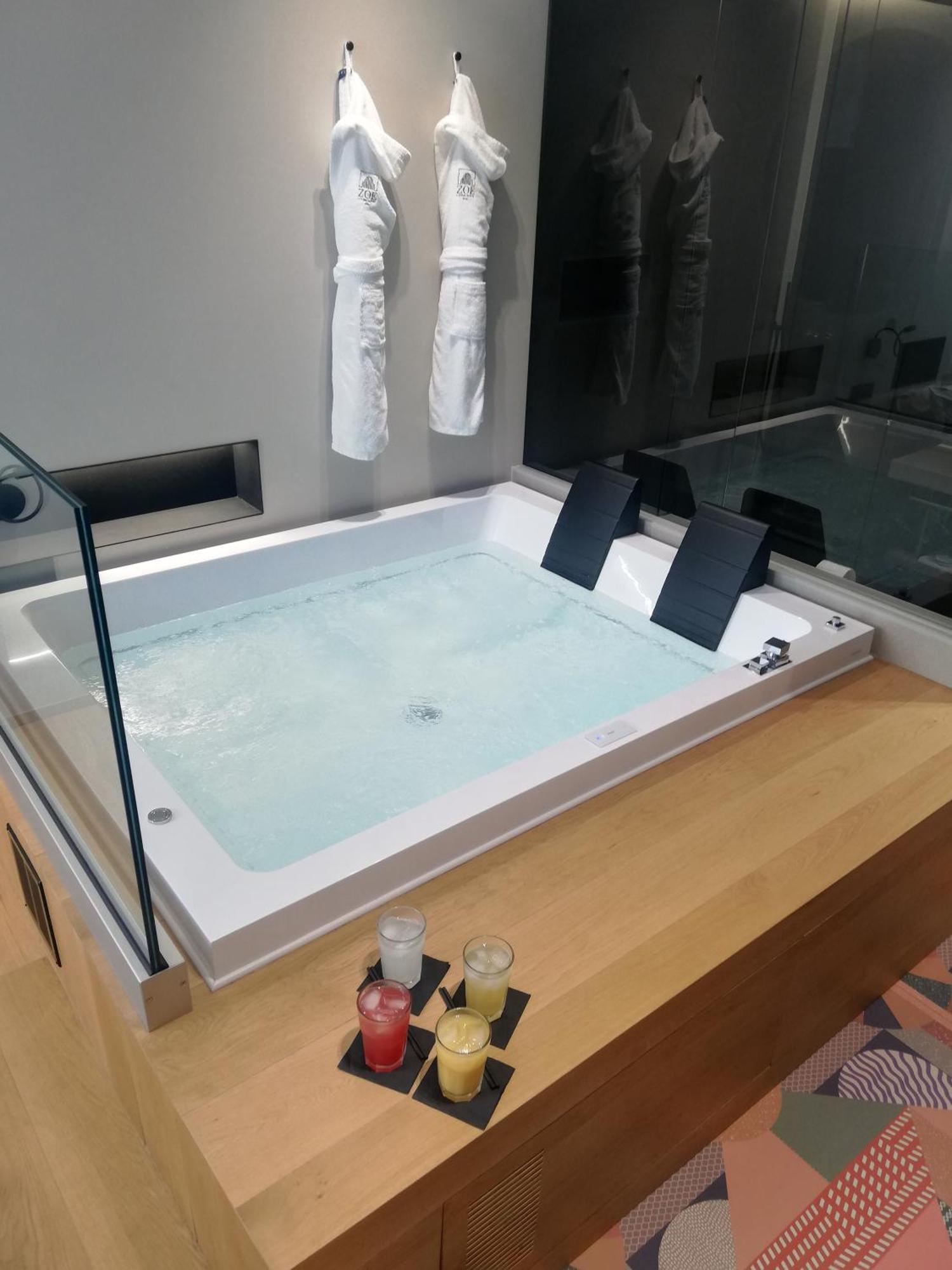 Pokój dwuosobowy z wanną z hydromasażem