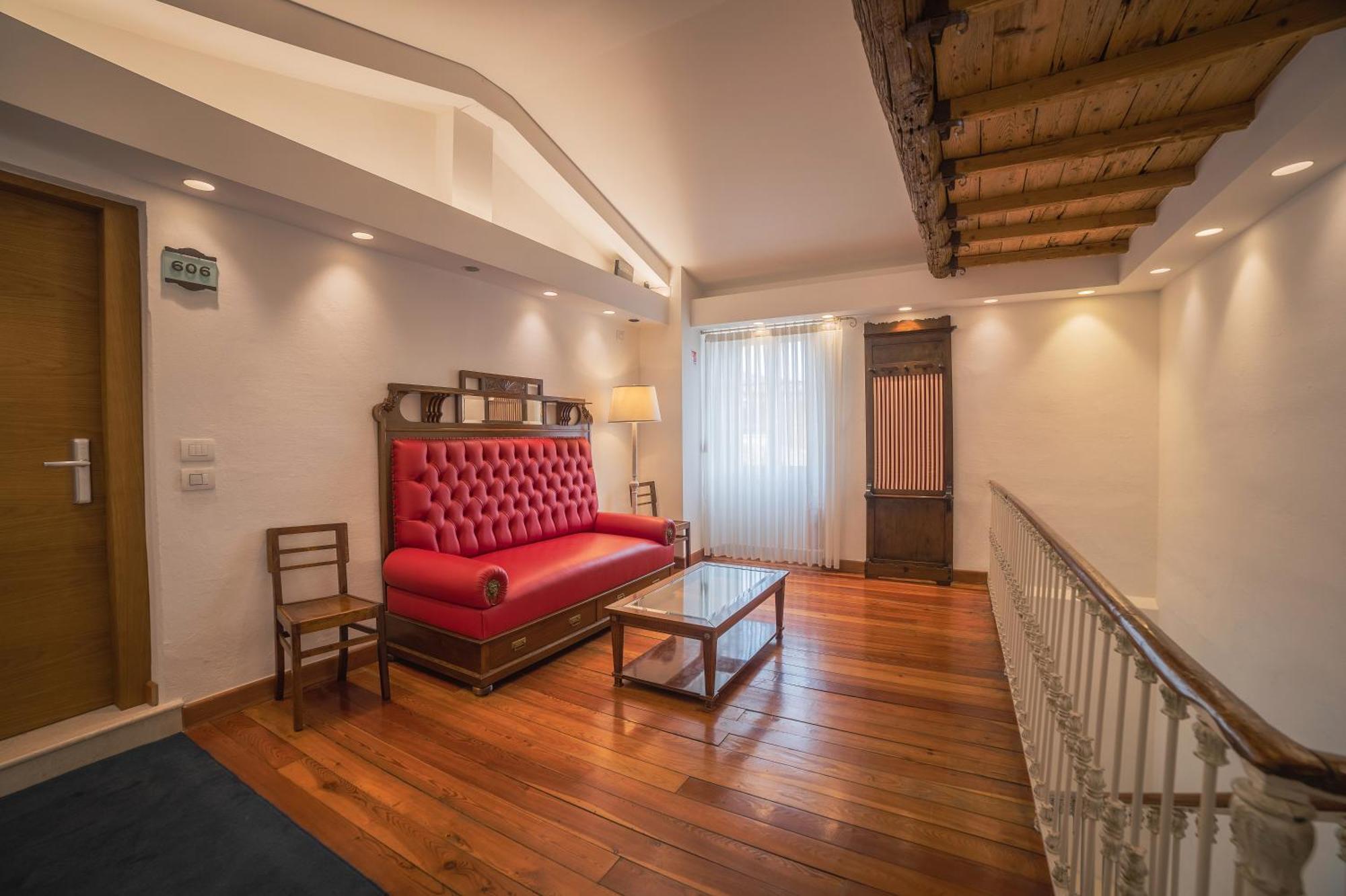 Deluxe Suite Partial Lake View Annex