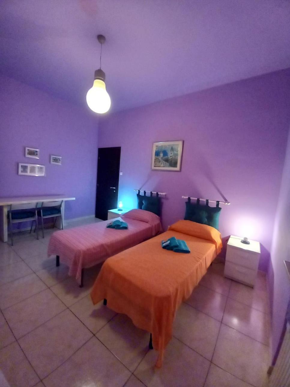 Chambre Lit Queen-Size avec Salle de Bains Commune