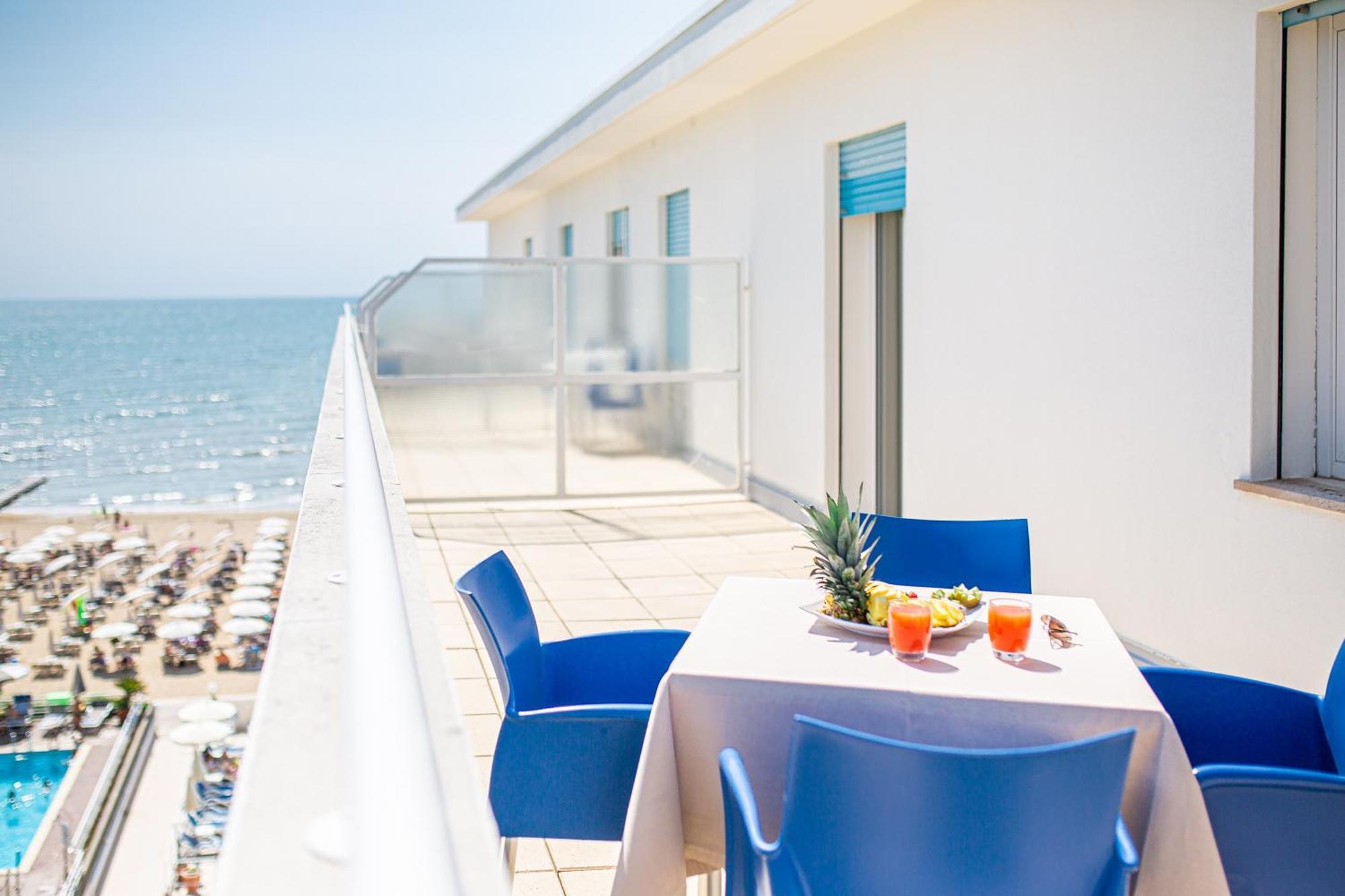 Suite with Terrace and partial sea view
