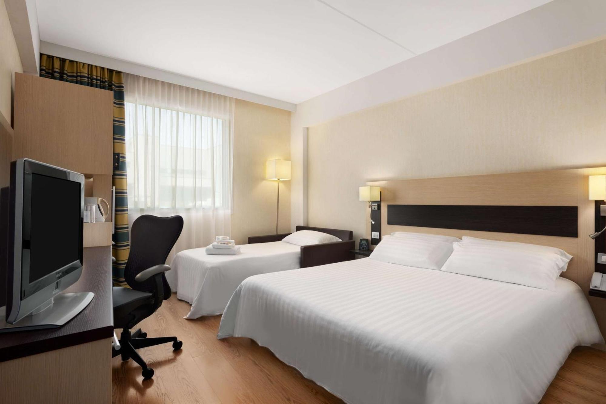 Habitación con cama extragrande y sofá cama