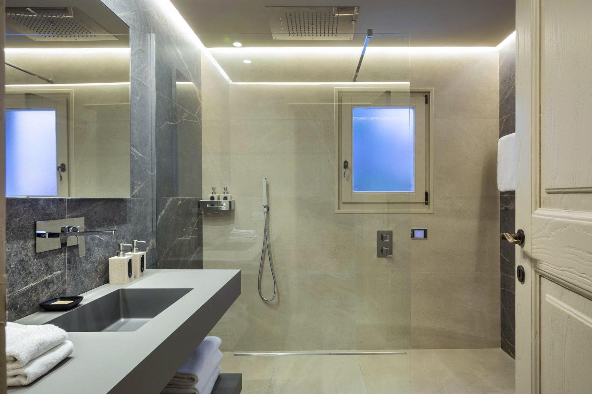 Junior Suite with Sea View and Private Pool,1557520723:JPEG