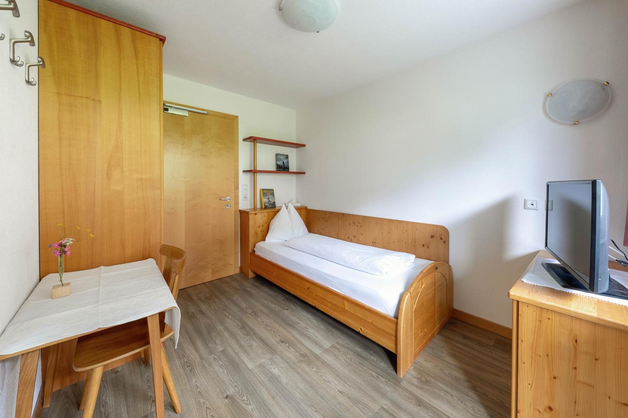 Single Room,1558707979:JPEG