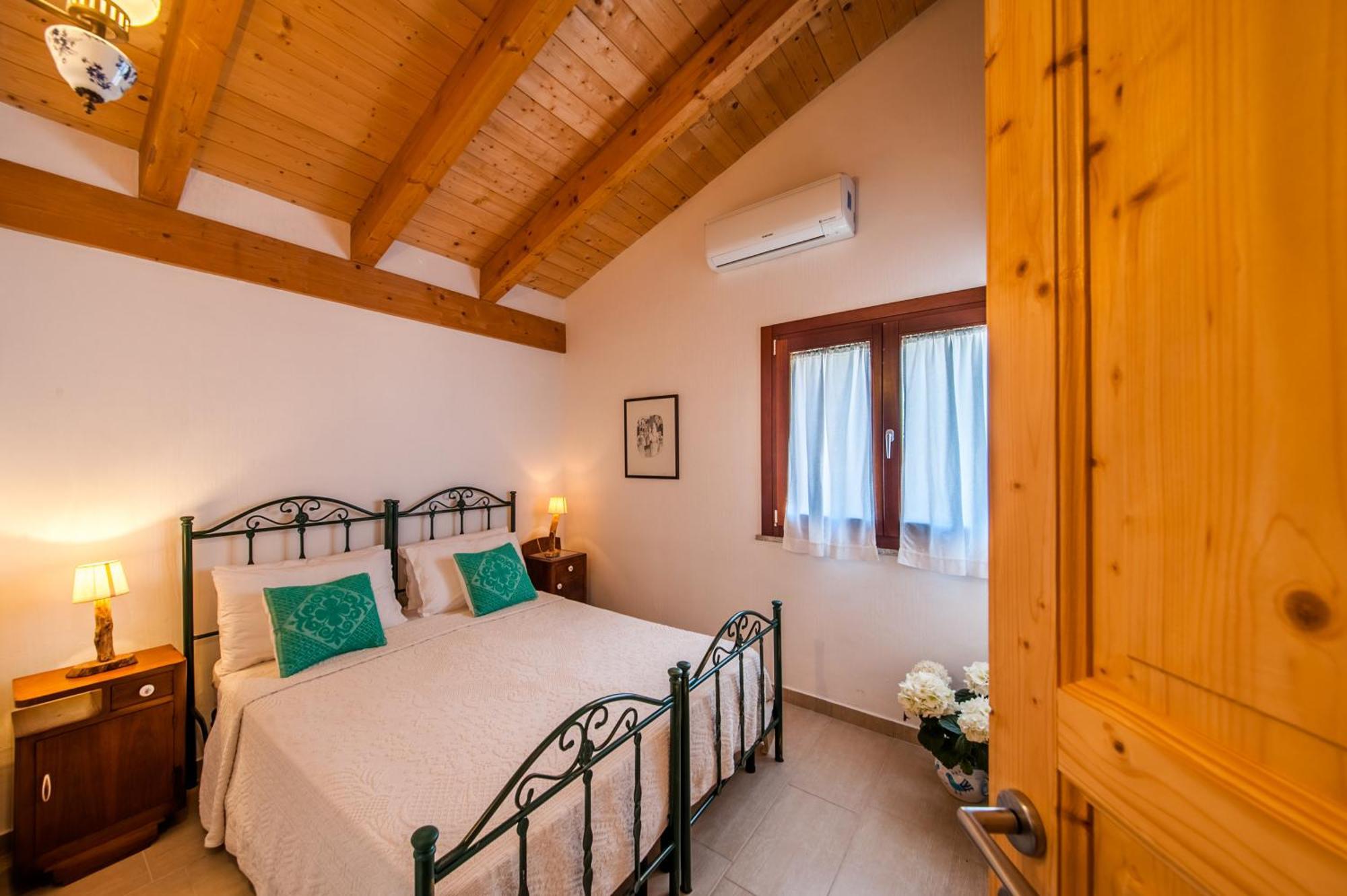 Habitación con cama extragrande.