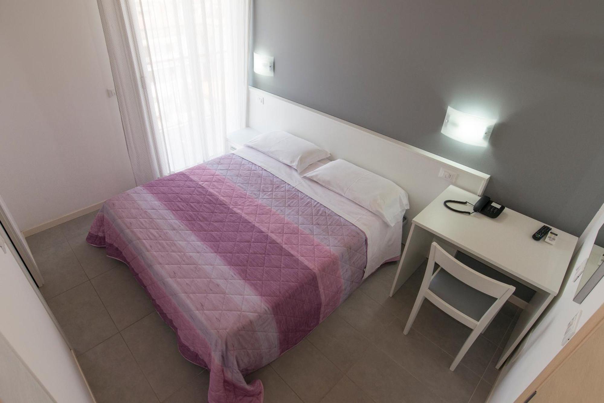 Nagyméretű szoba kétszemélyes vagy 2 külön ággyal