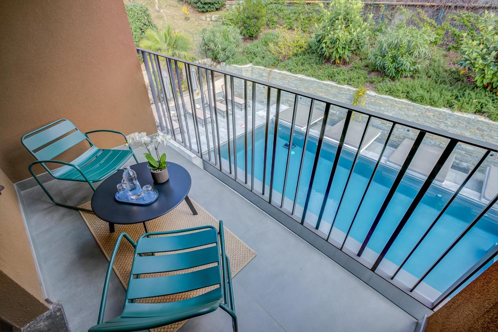 Suíte com Vista para a Piscina