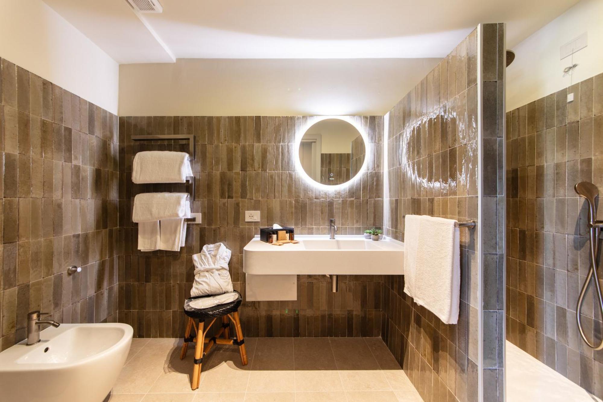 Deluxe Room,1566946934:JPEG