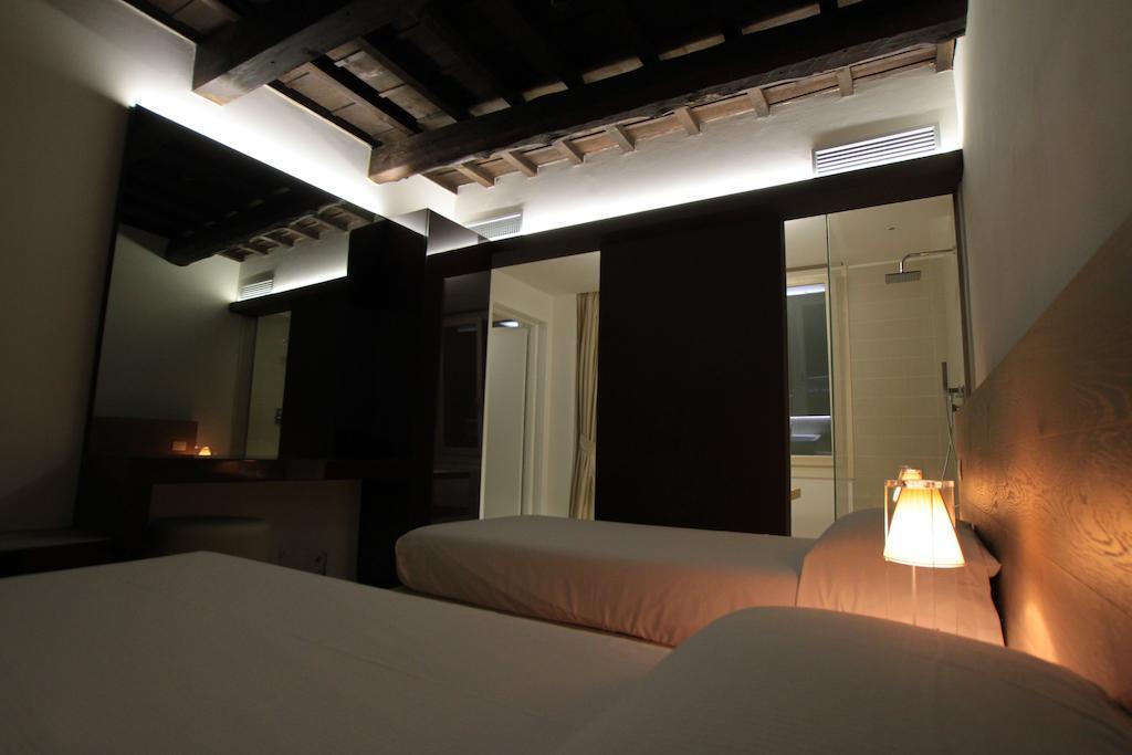 Two Connecting Rooms,157018518:JPEG