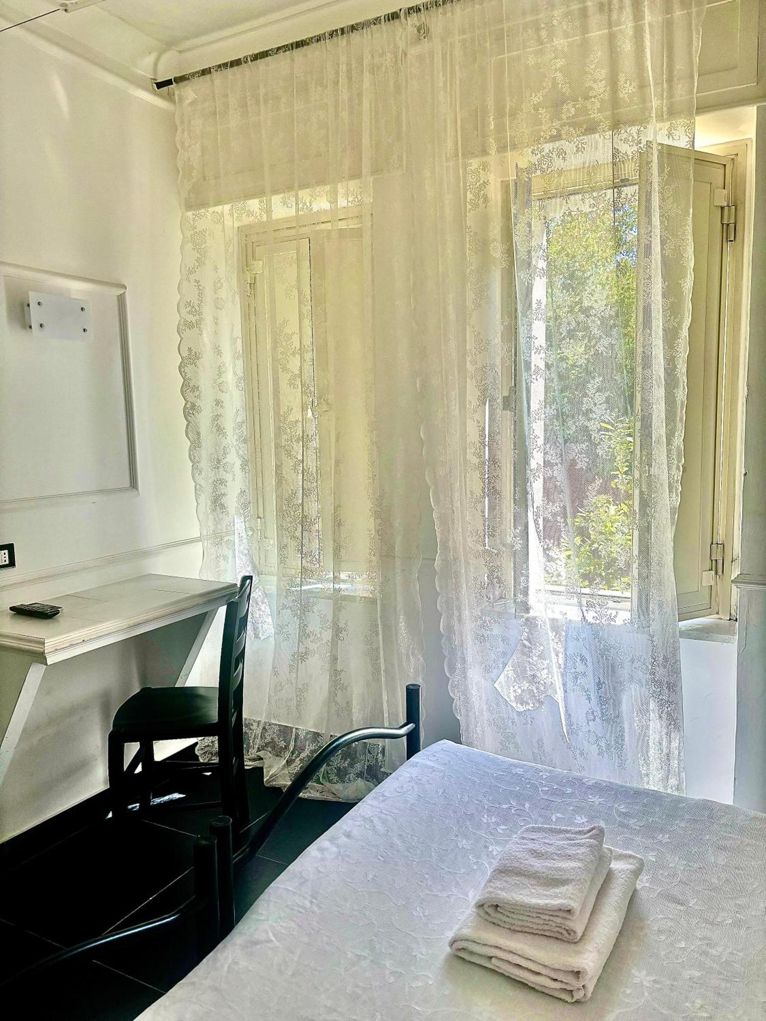 Small Double Room,1572688247:JPEG