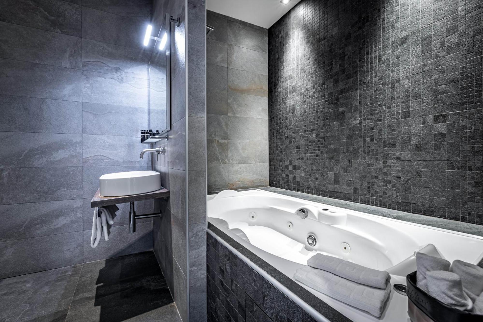 Deluxe Double Room Jacuzzi Bathtub,1025052943:JPEG