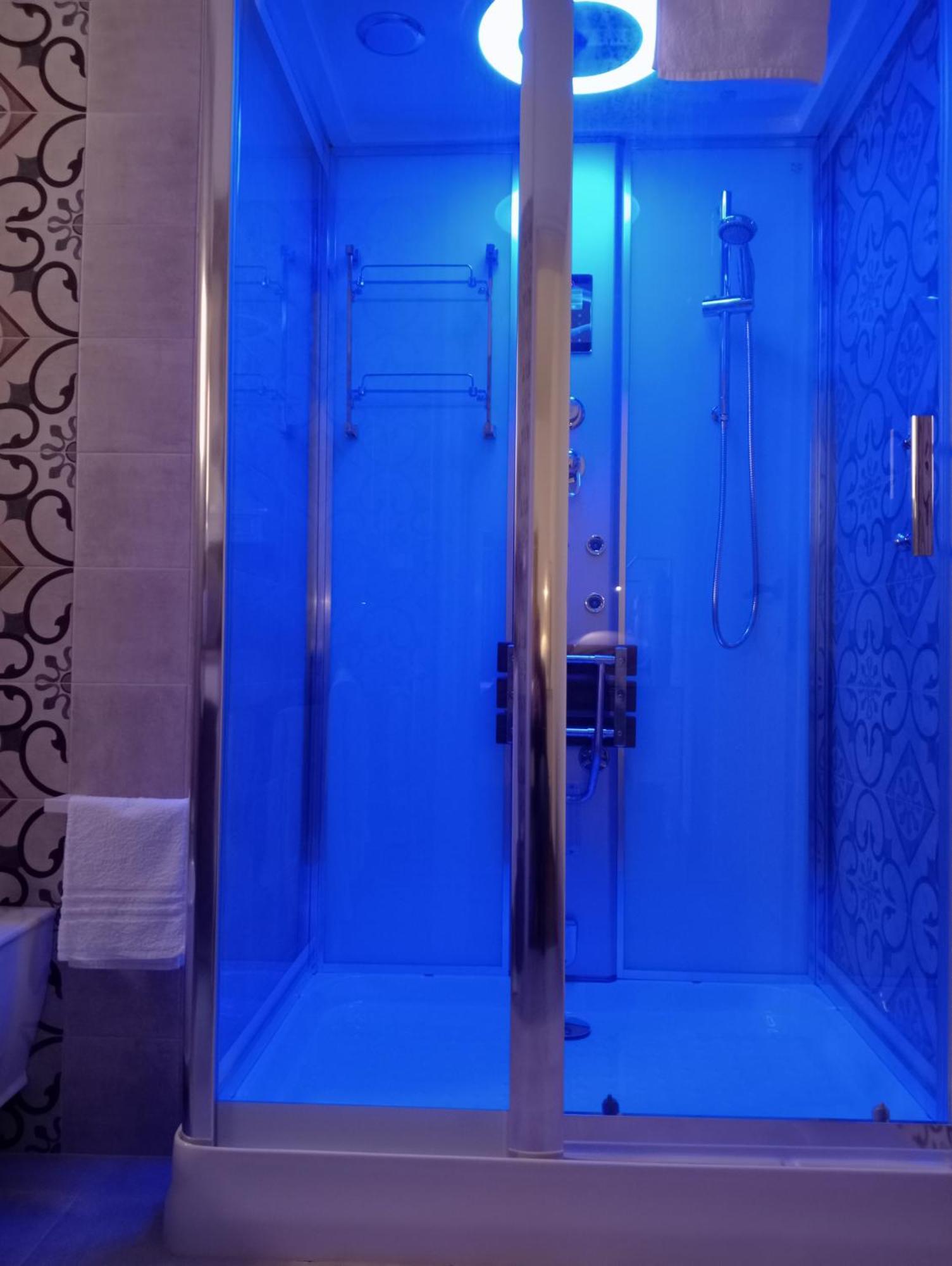 Camera Matrimoniale/Doppia con Letti Singoli con Bagno Privato