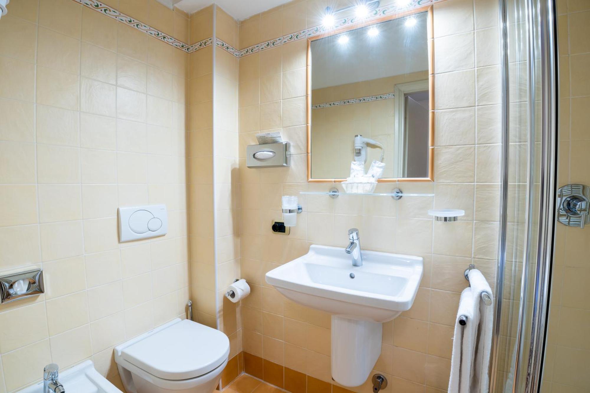 Small Double or Twin Room,1662394540:JPEG