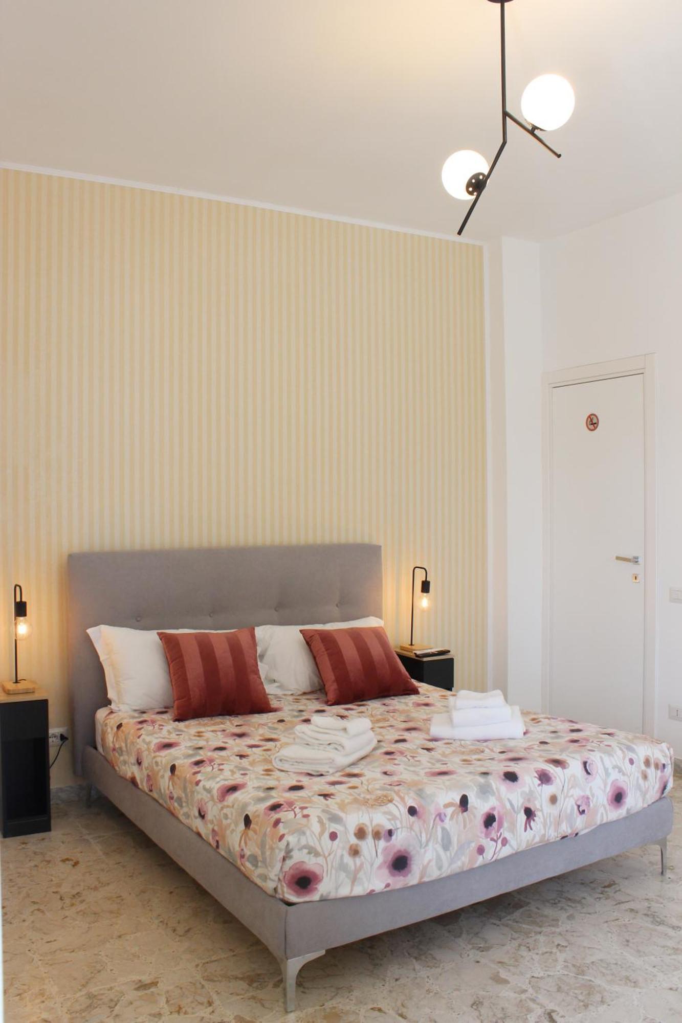 Habitación con cama extragrande y balcón