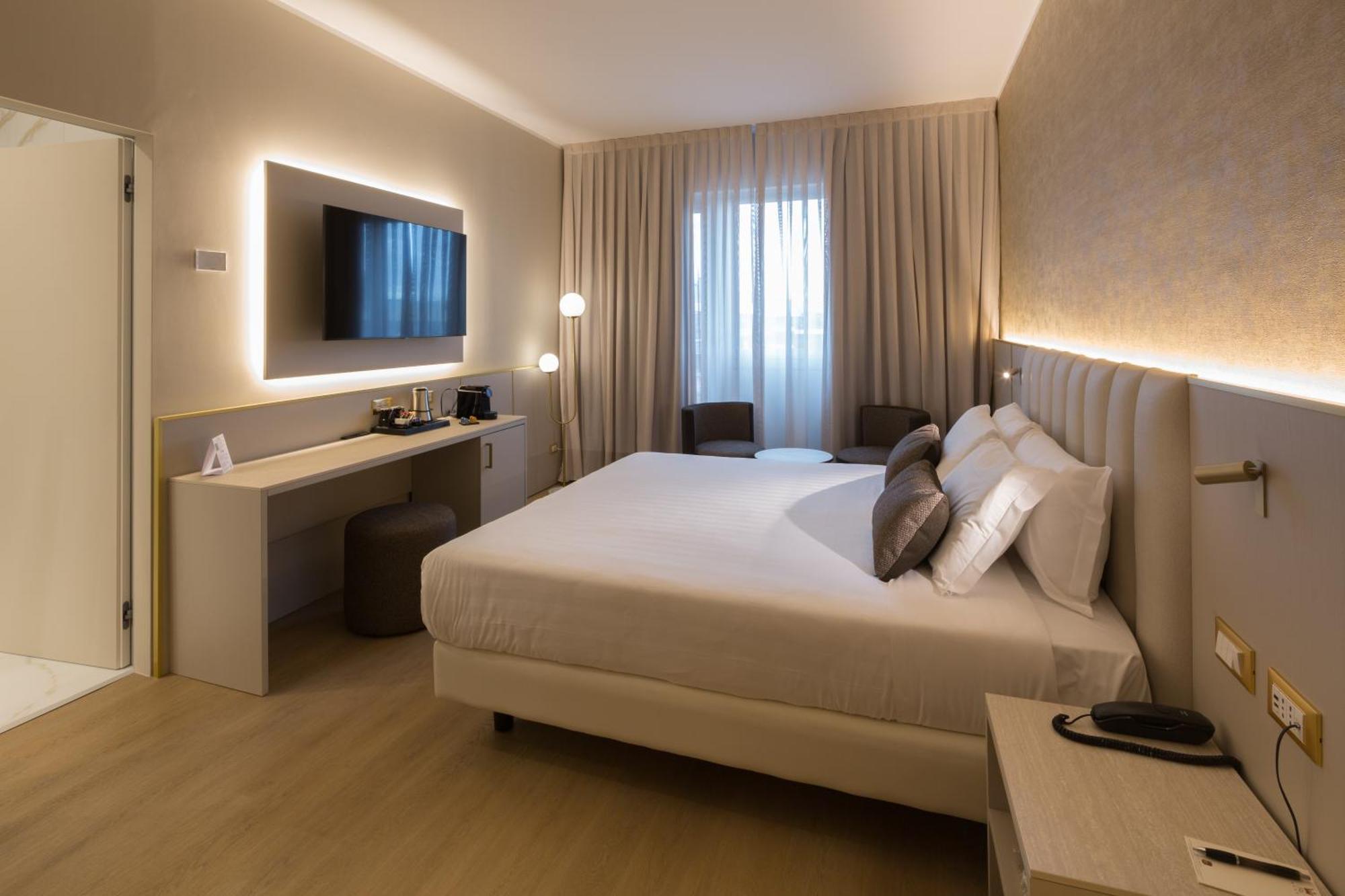 Deluxe Room,1584397721:JPEG