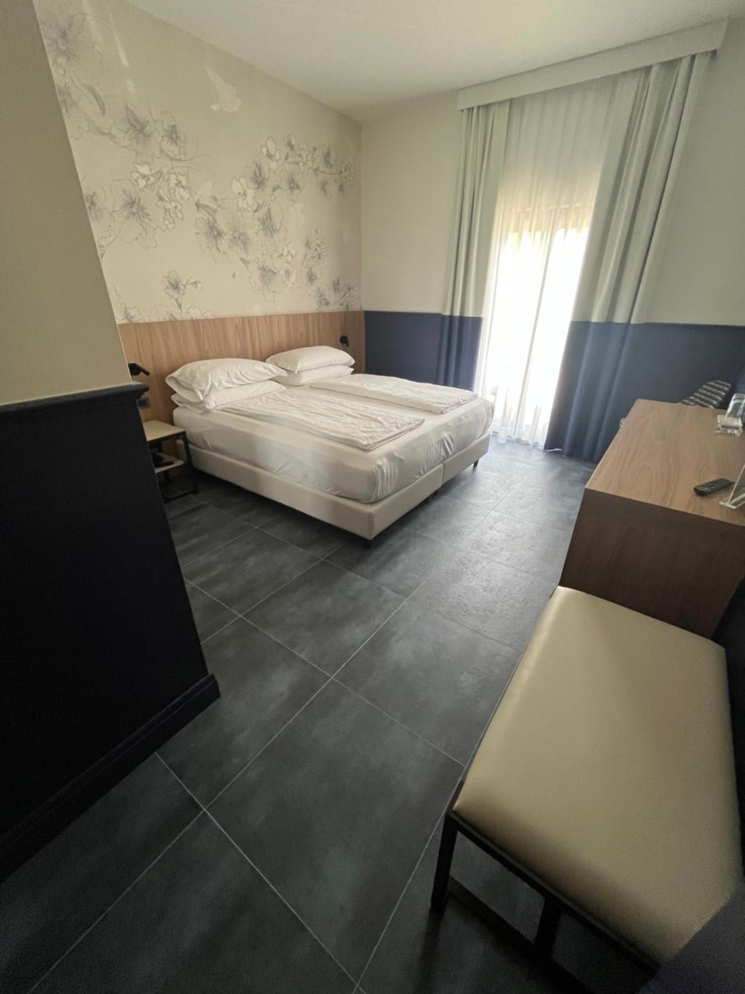 Double or Twin Room Balcony Lake View