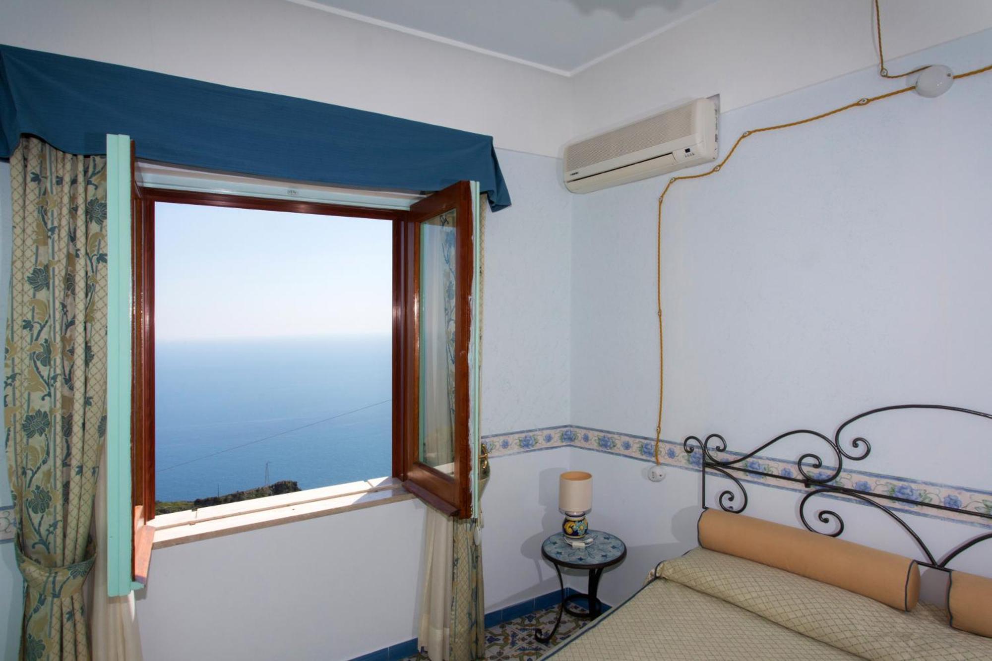 Camera Tripla Basic con Vista Mare