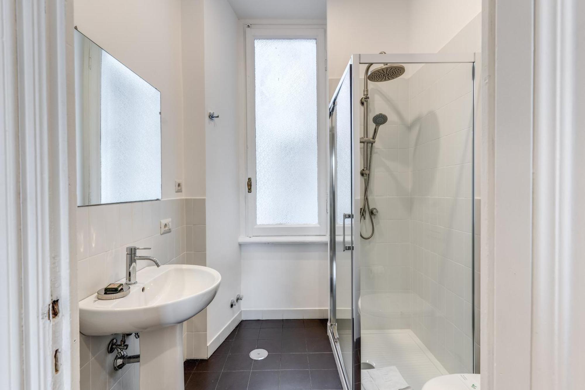 Three-Bedroom Apartment Separate Building Address Lungotevere Raffaello Sanzio n1
