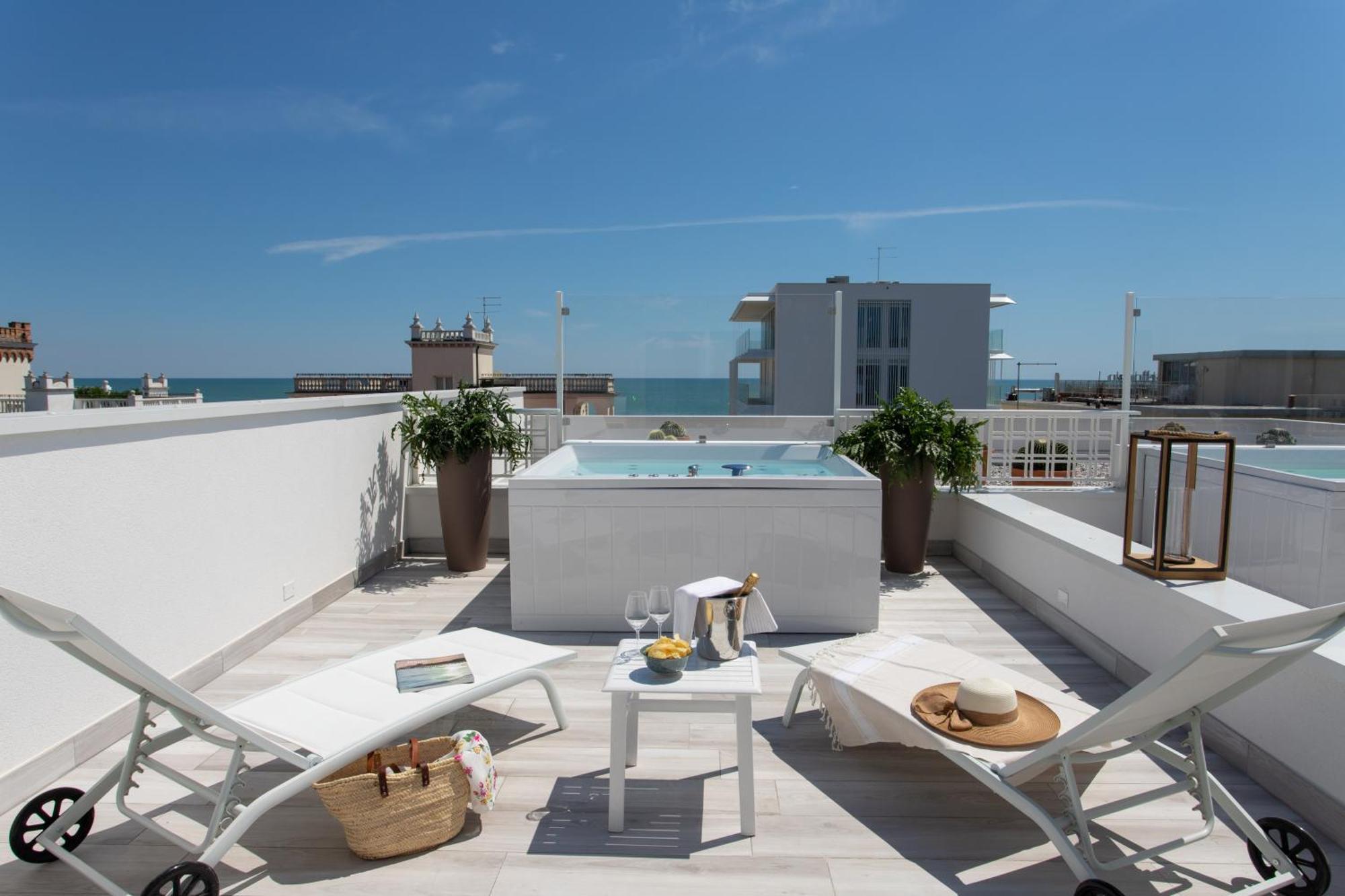 Deluxe Dreibettzimmer mit Terrasse und externem Whirlpool