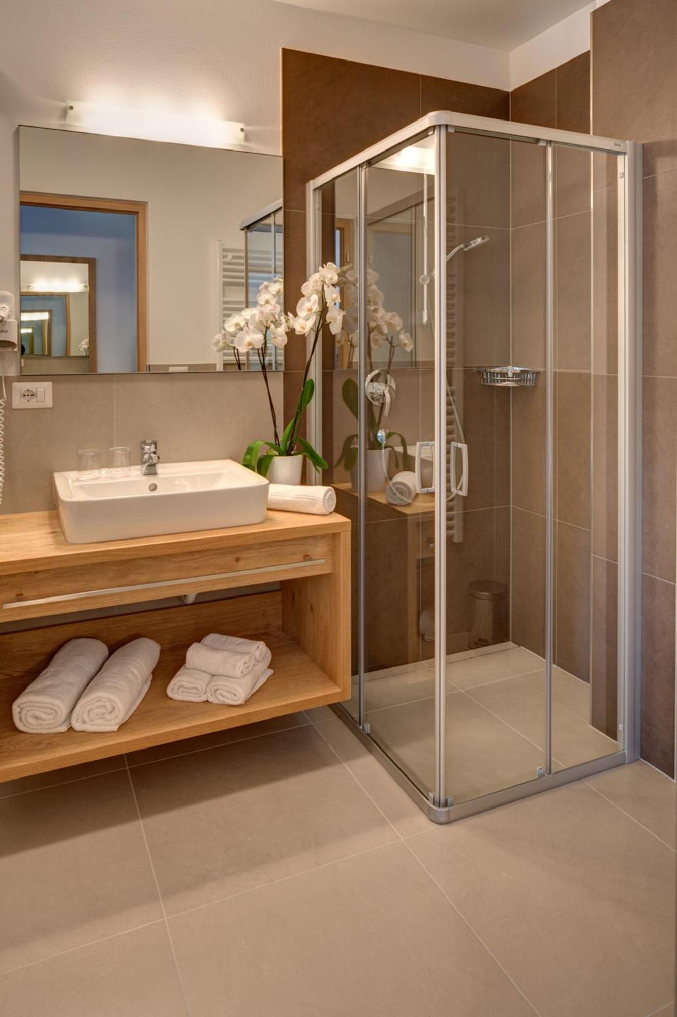 Deluxe One-Bedroom Apartment