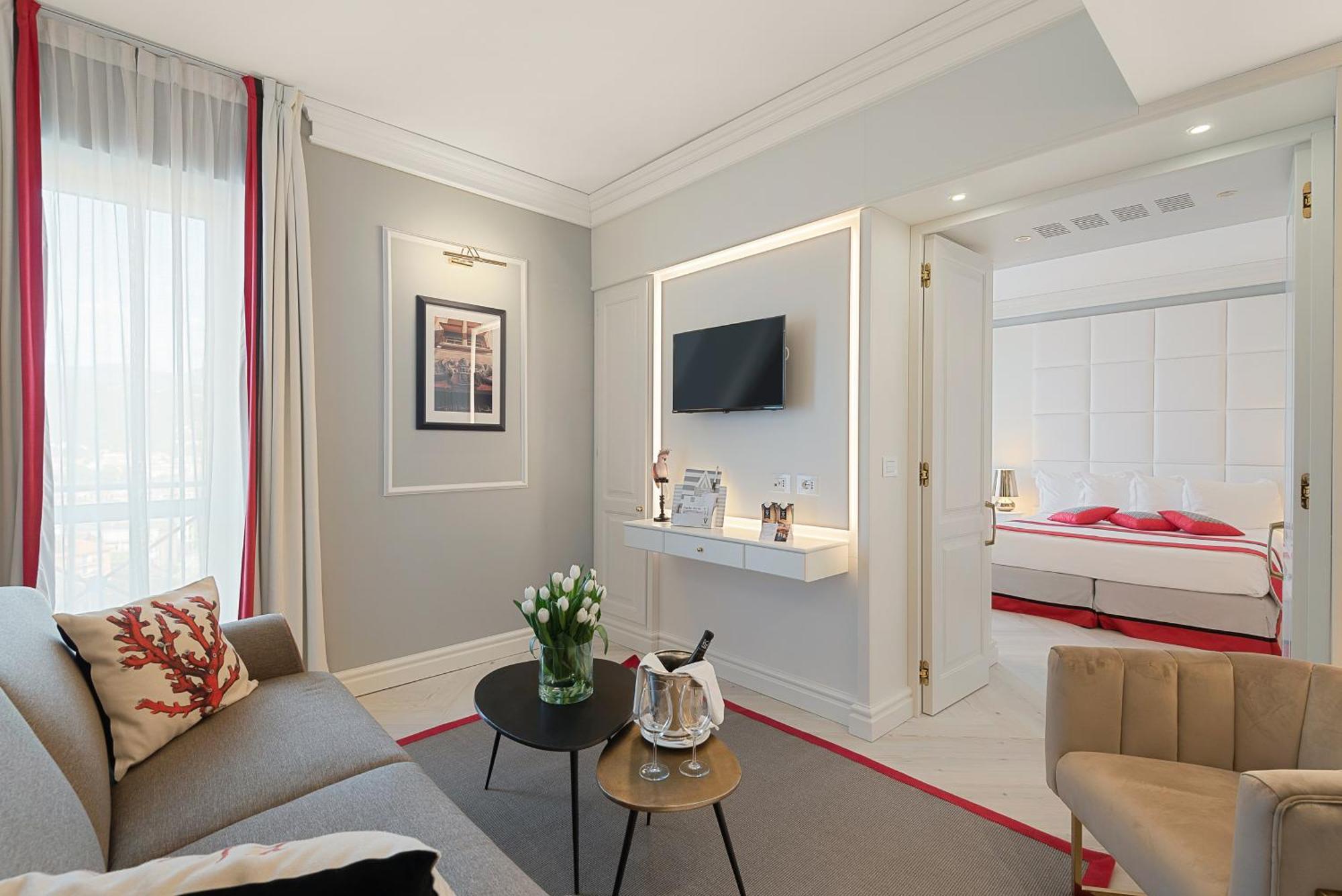 Suite de luxe avec balcon et vue sur la ville