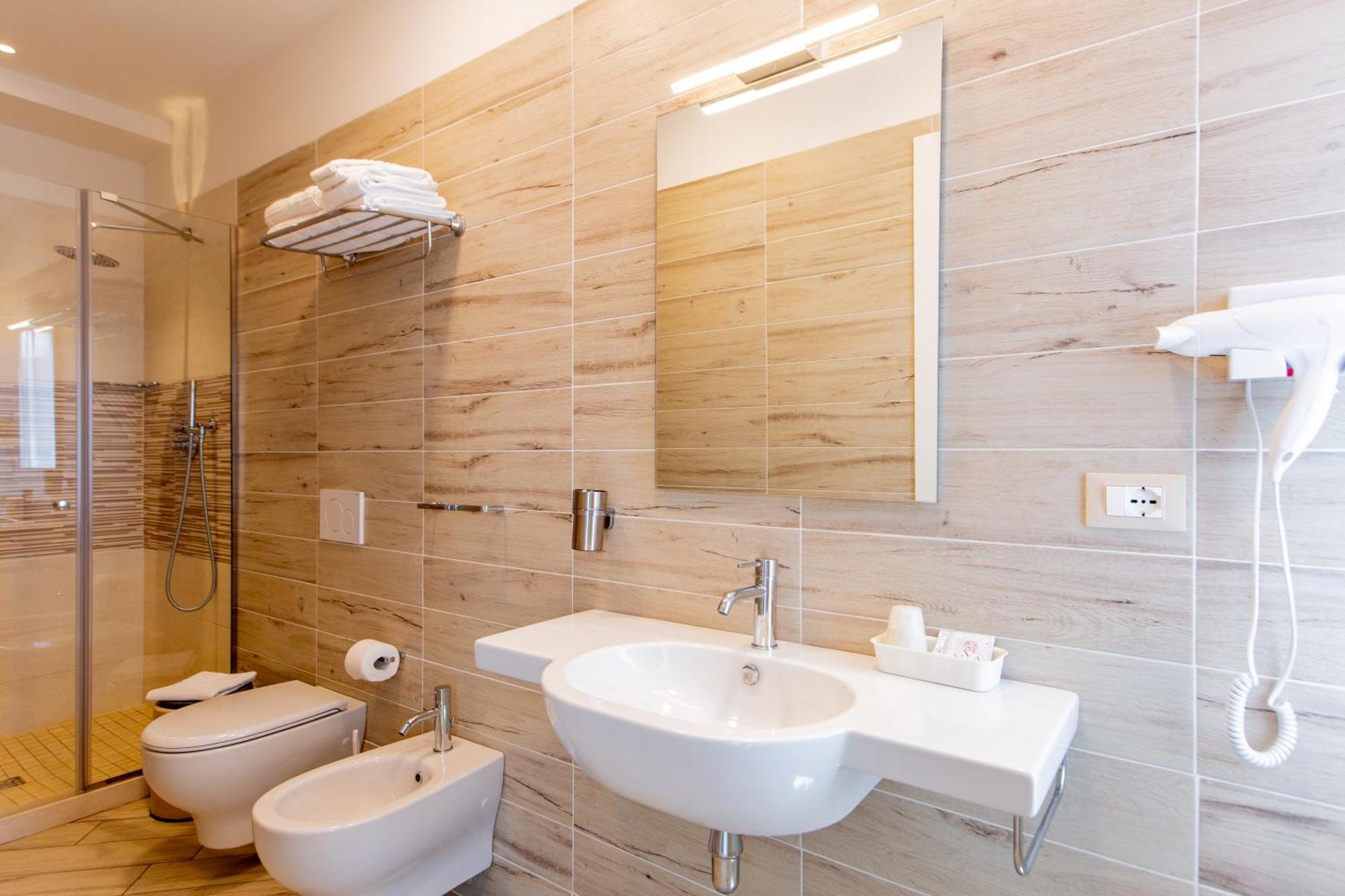 Comfort Zimmer mit seitlichem Meerblick