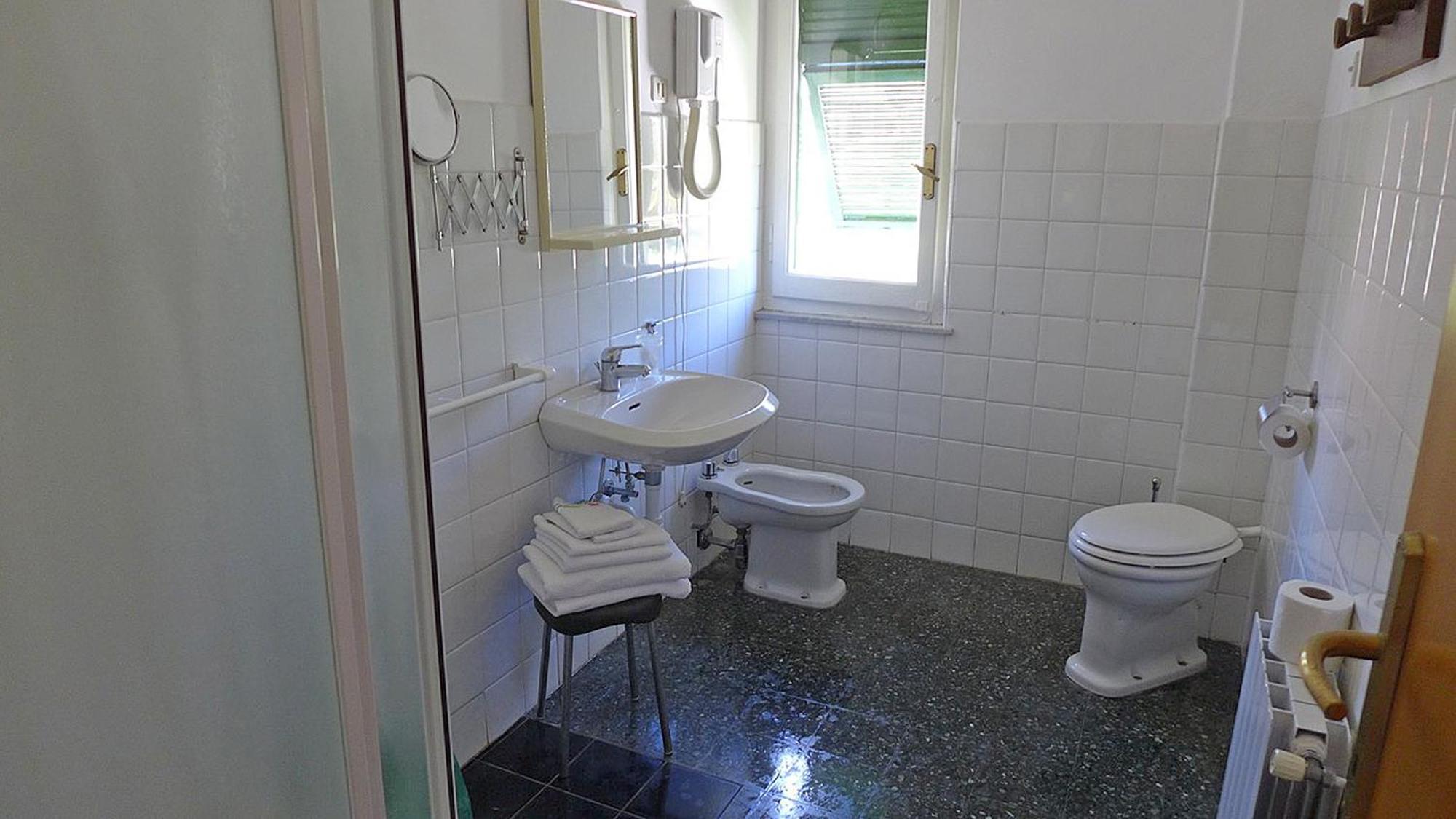Standard Single Room Shower