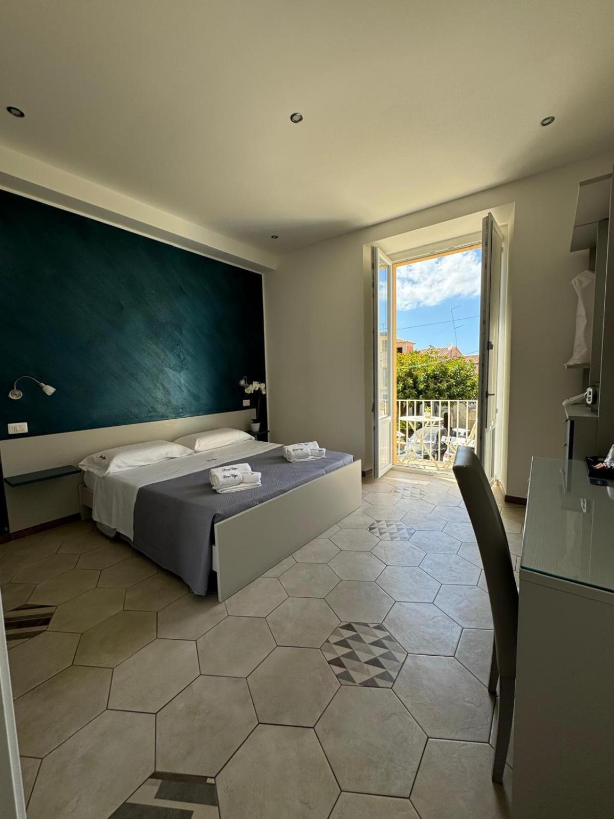 Deluxe Queen Room,1595433242:JPEG