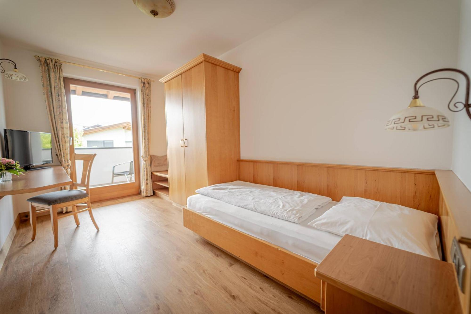 Einzelzimmer mit Balkon
