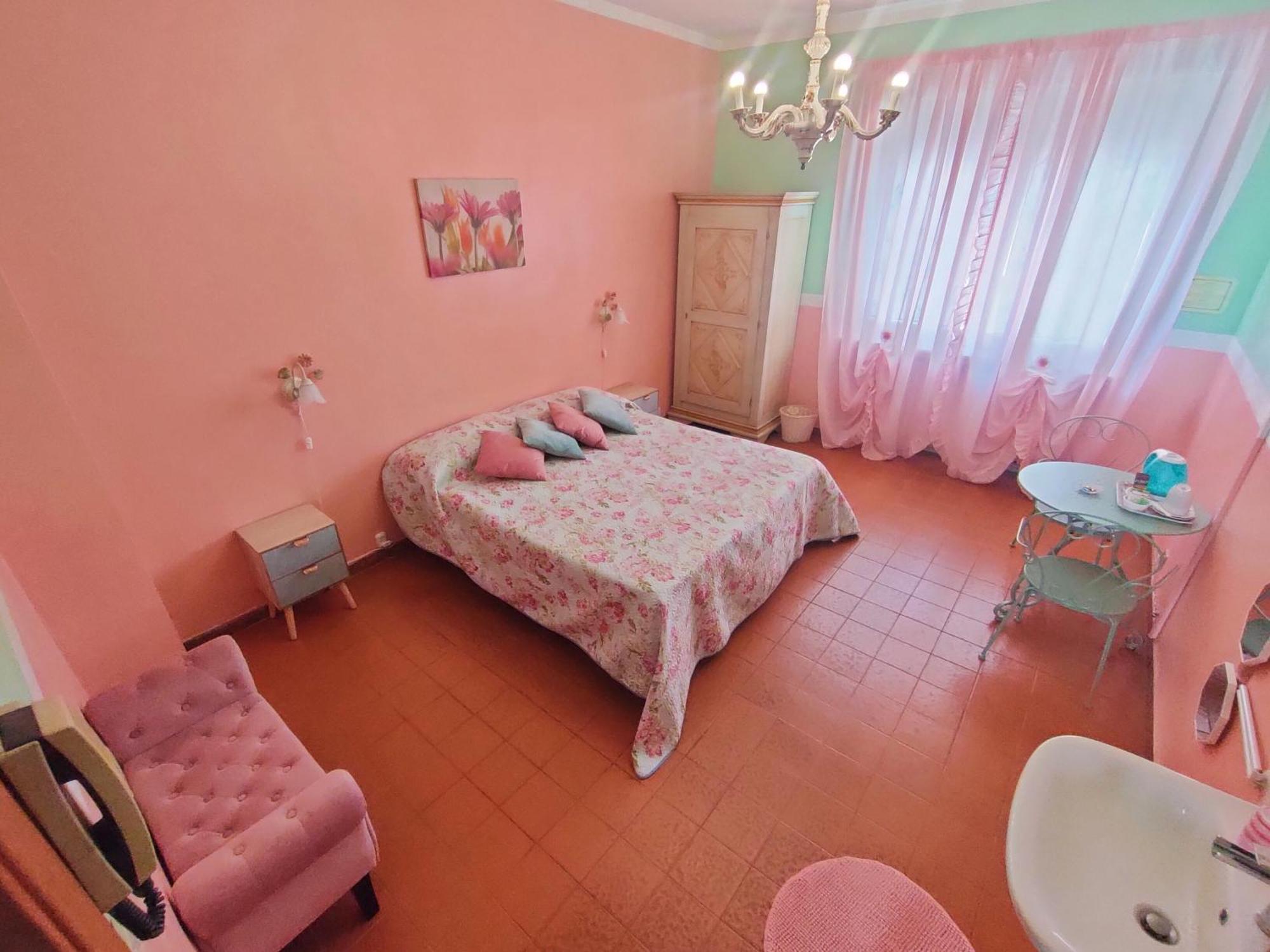 Camera Matrimoniale o Doppia con Letti Singoli con Bagno Esterno
