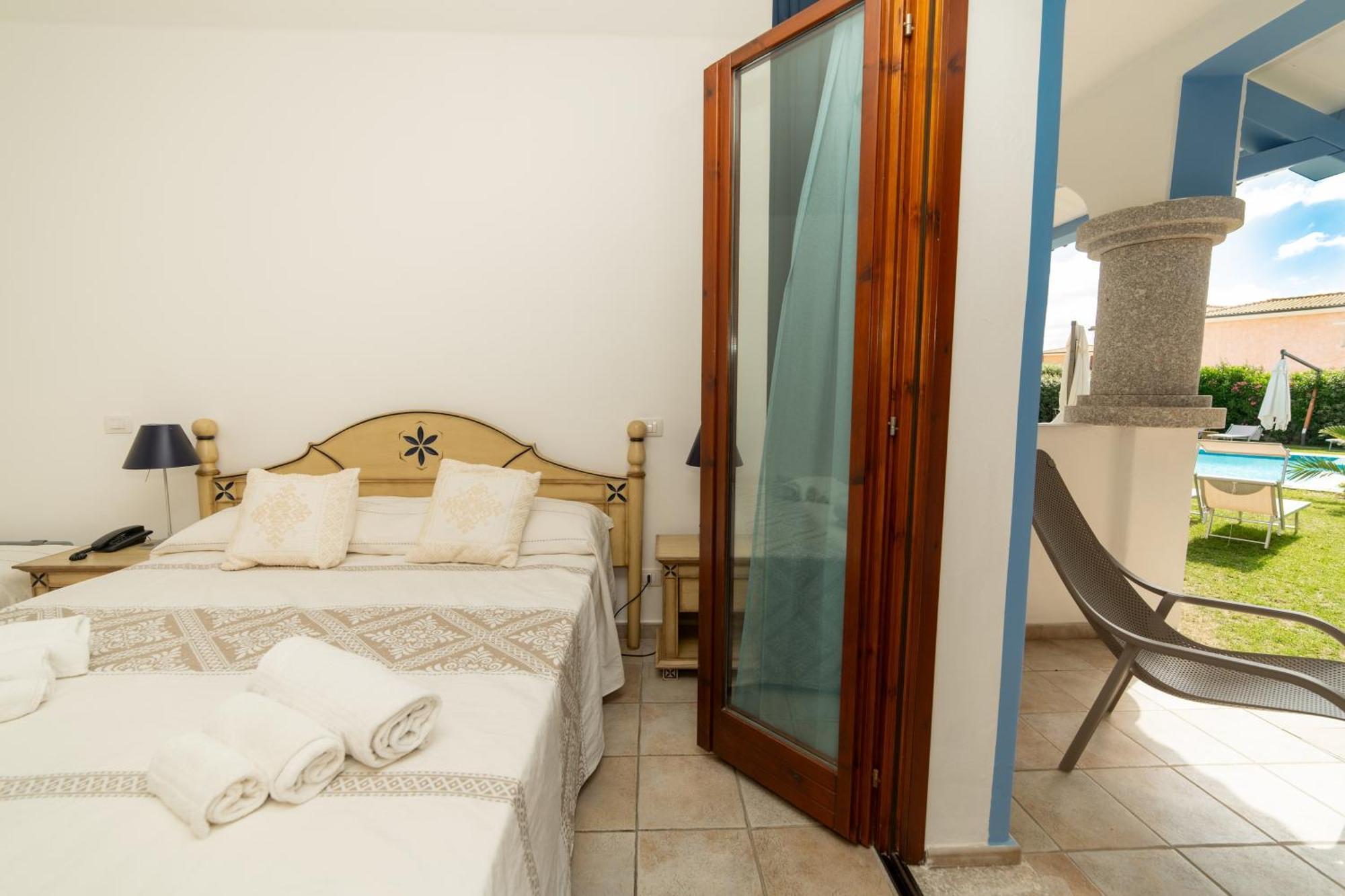 Chambre Double ou Lits Jumeaux - Vue sur Piscine