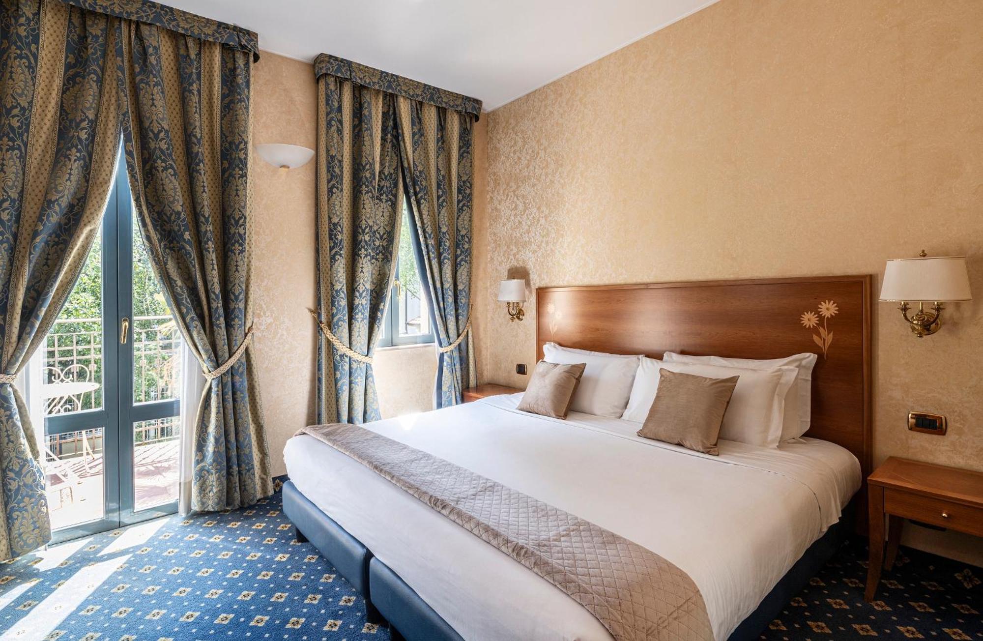 Pokój z łóżkiem typu king-size i balkonem