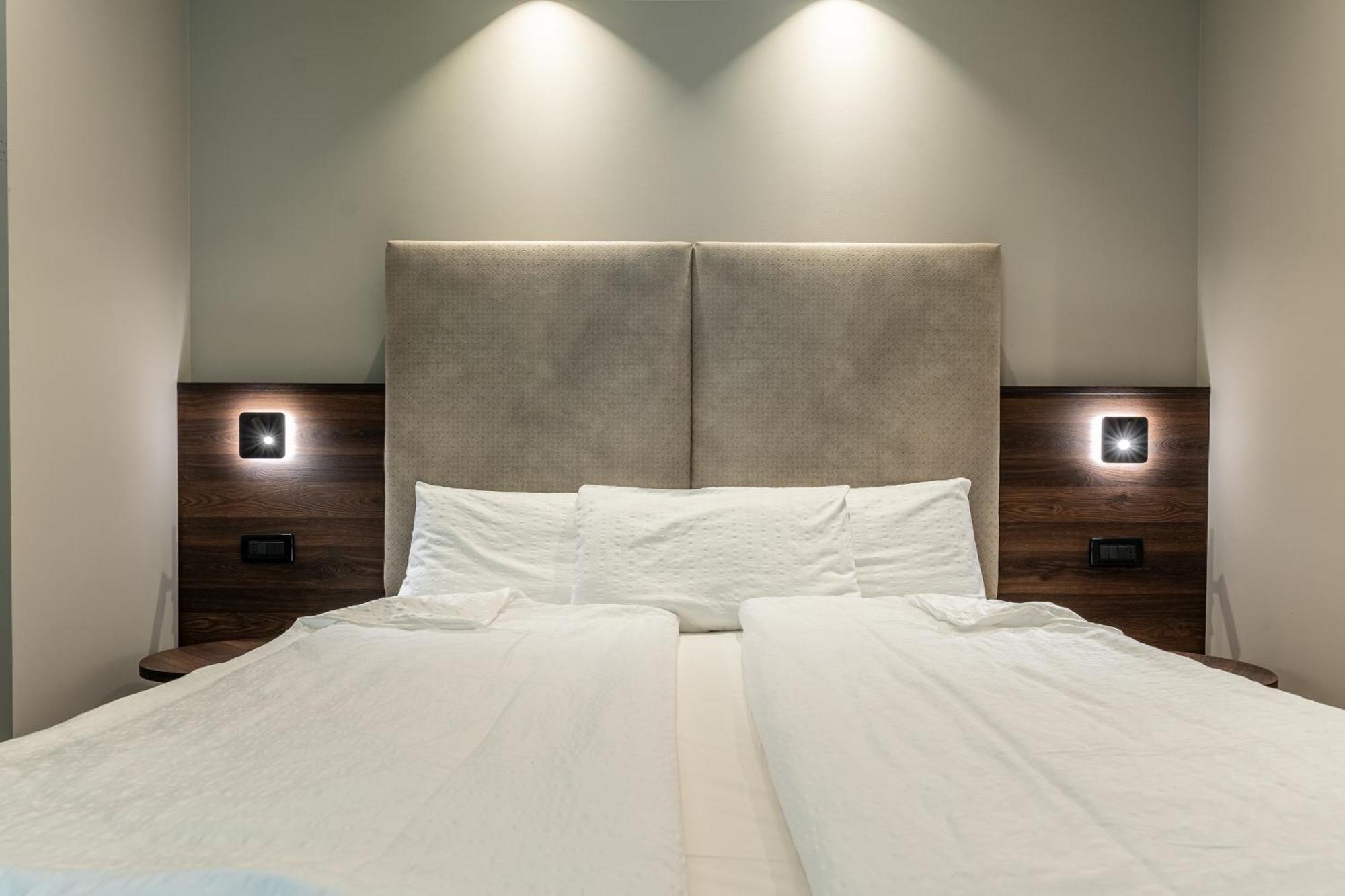 Classic Double Room,1598403975:JPEG