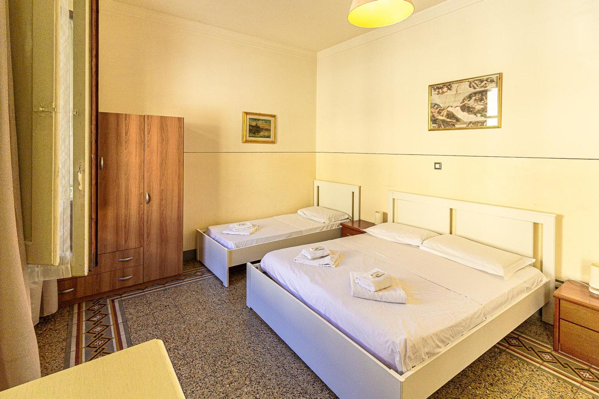 Quarto Triplo com Banheiro Compartilhado