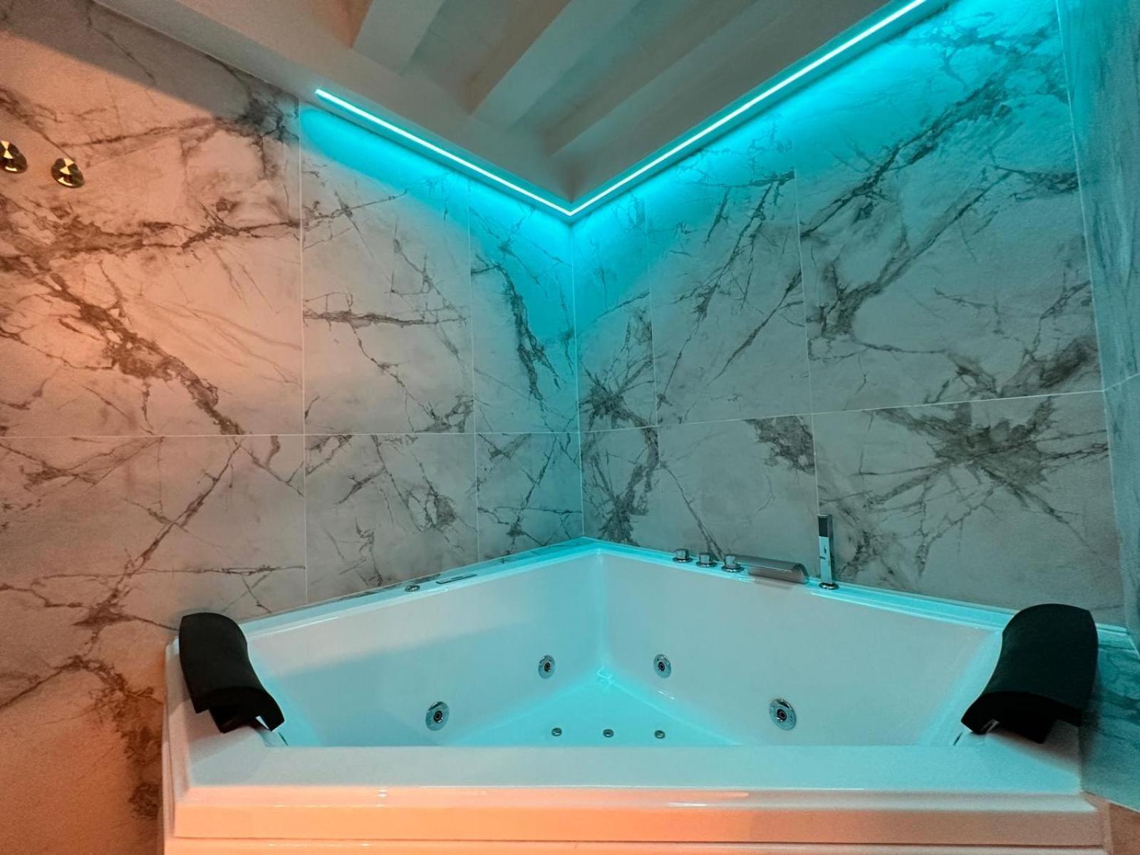 Studio z wanną z hydromasażem