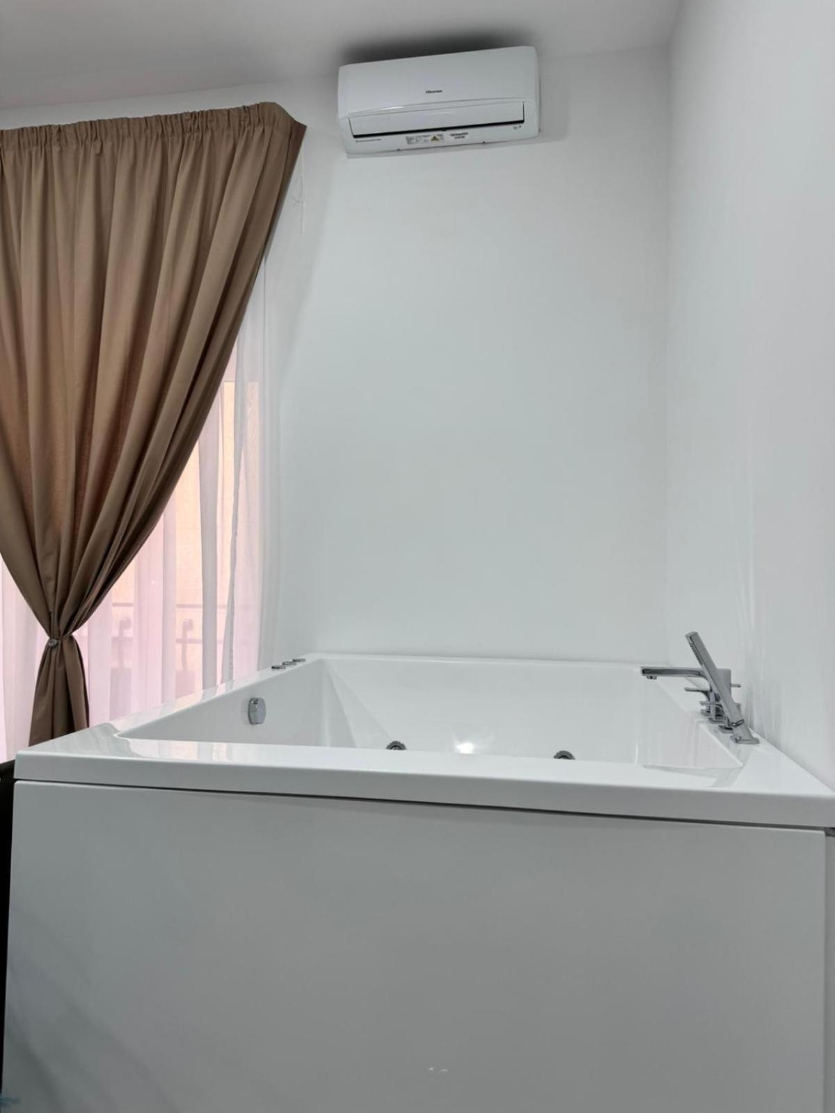 King Room Spa Bath