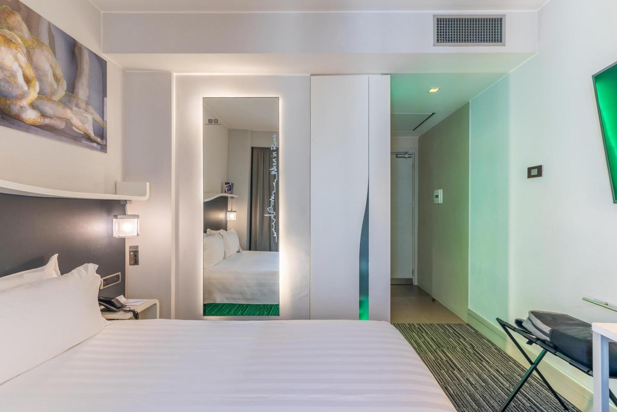 Quarto Duplo Pequeno com Cama Francesa