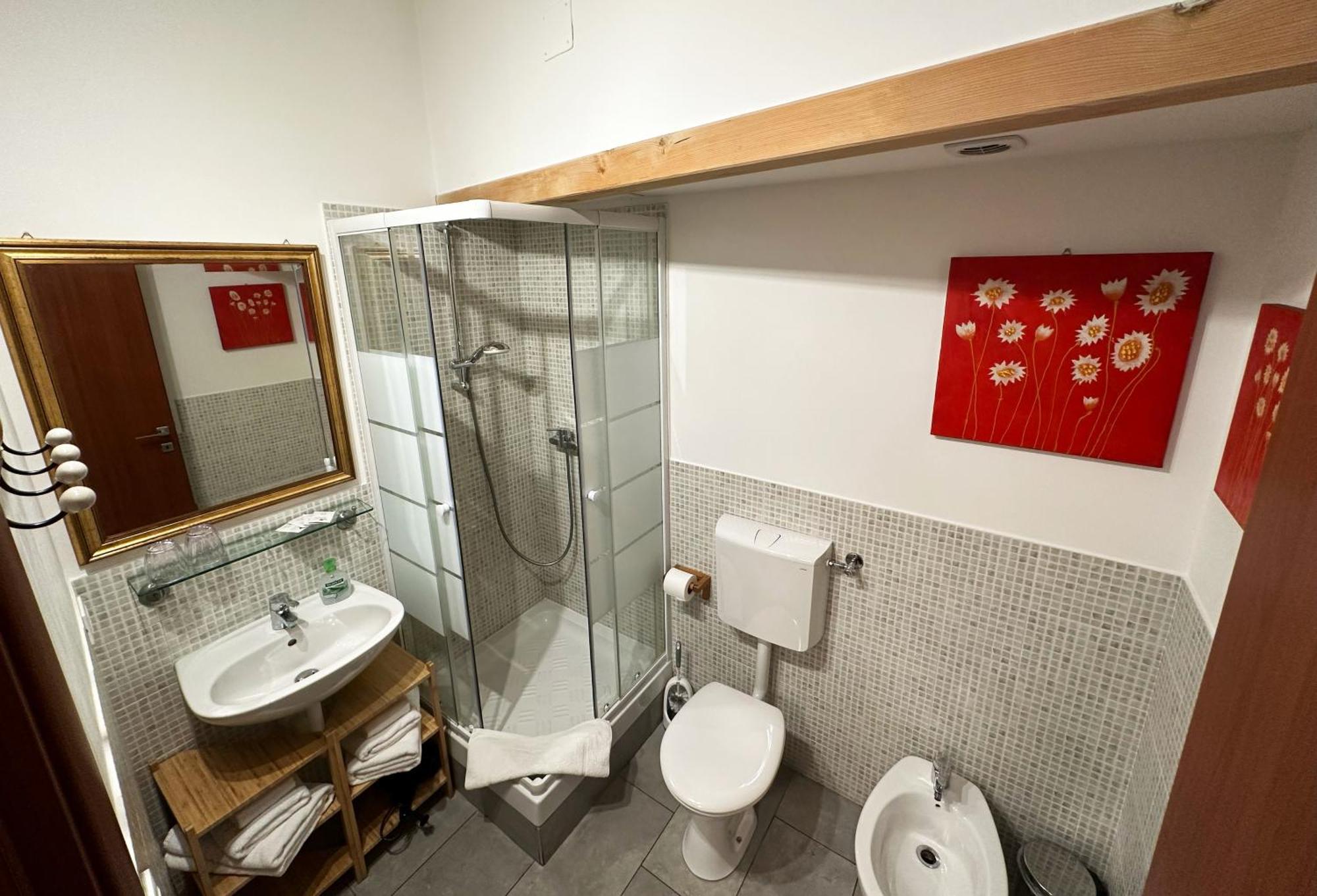 Quarto com 2 Camas de Solteiro e Banheiro Privativo