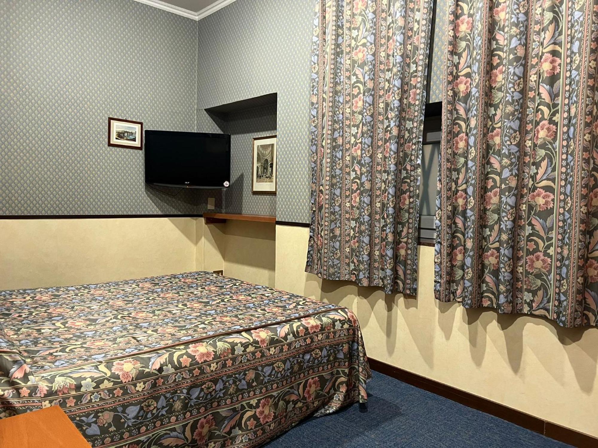 Quarto Econômico com Cama de Casal ou 2 de Solteiro