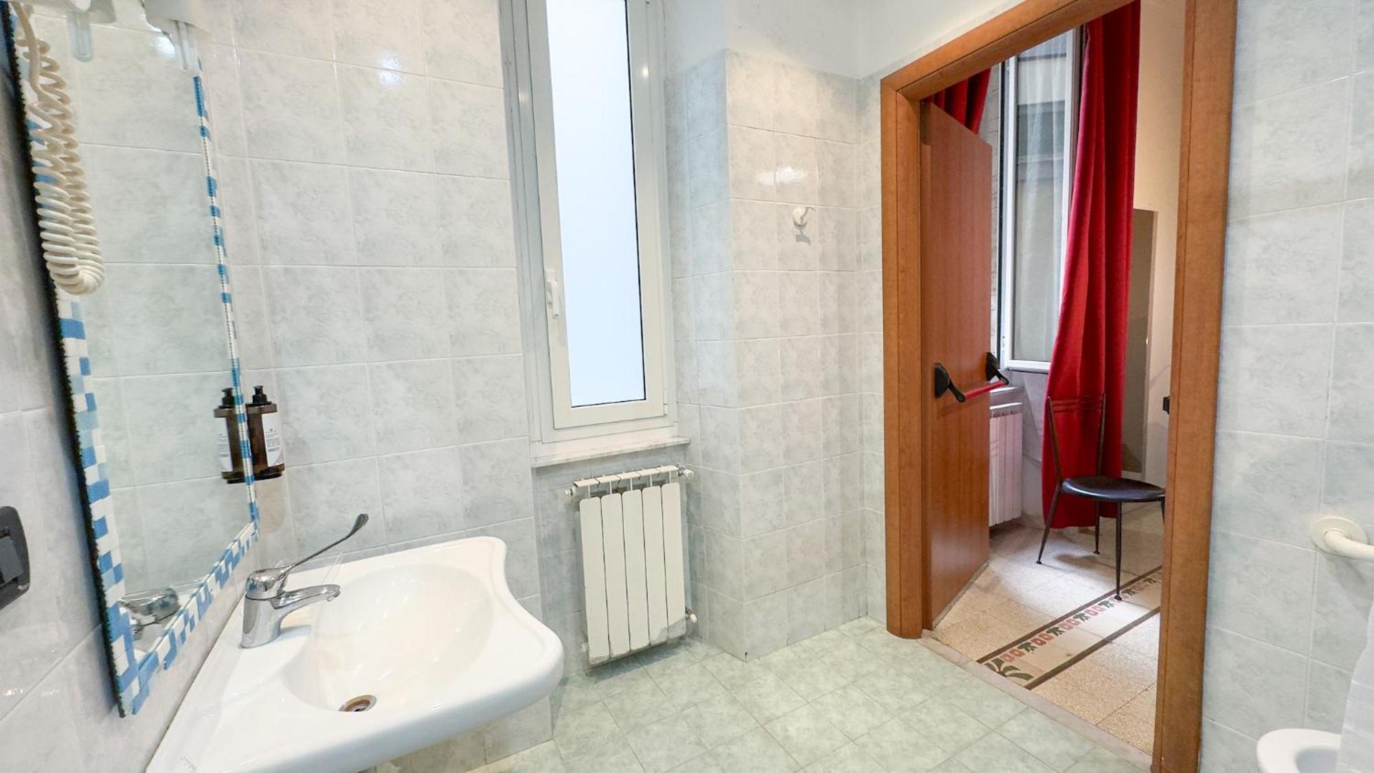 King Room with Roll-In Shower - Disability Access,1635080299:JPEG