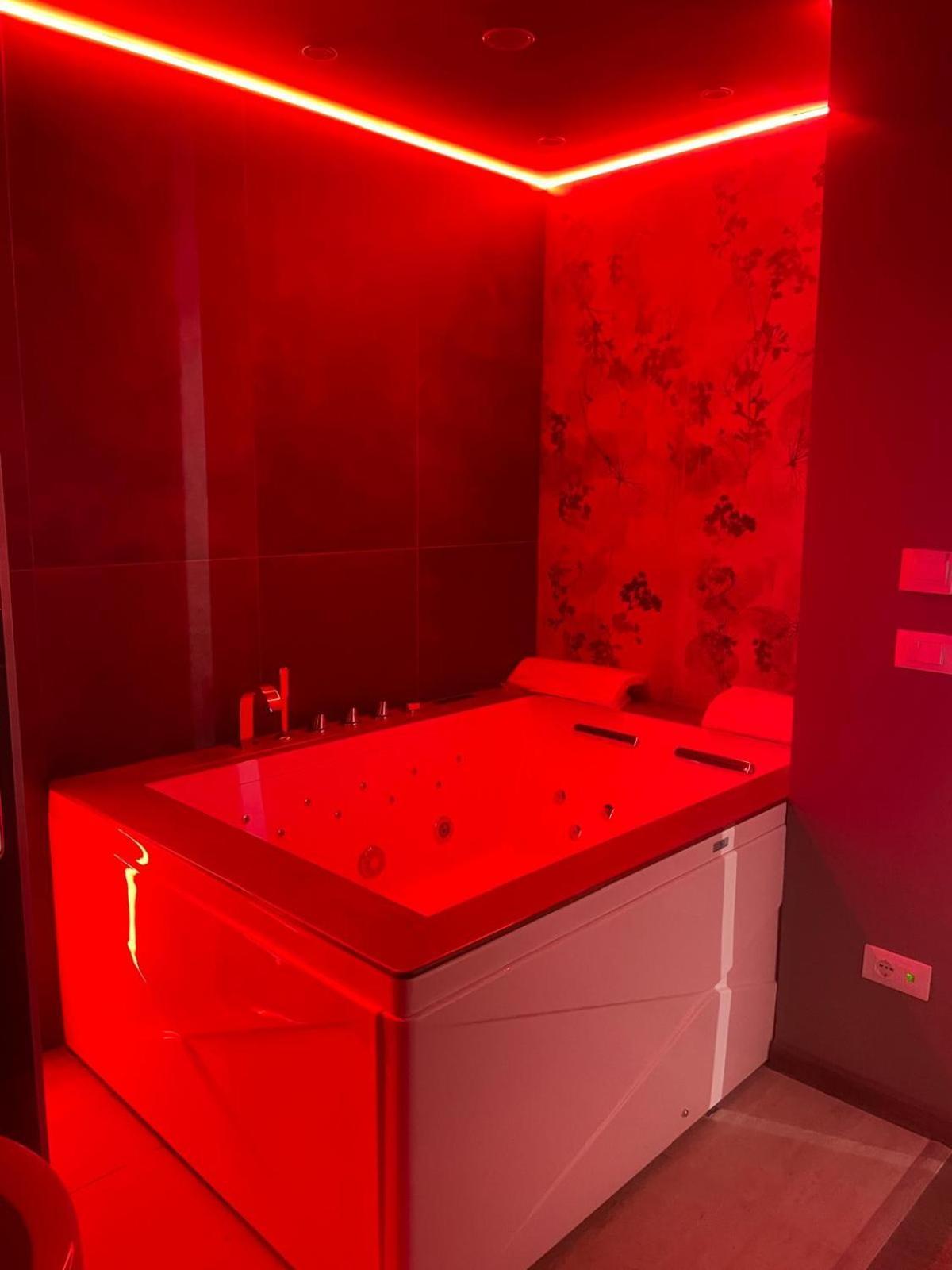 Habitación con cama extragrande y bañera de hidromasaje
